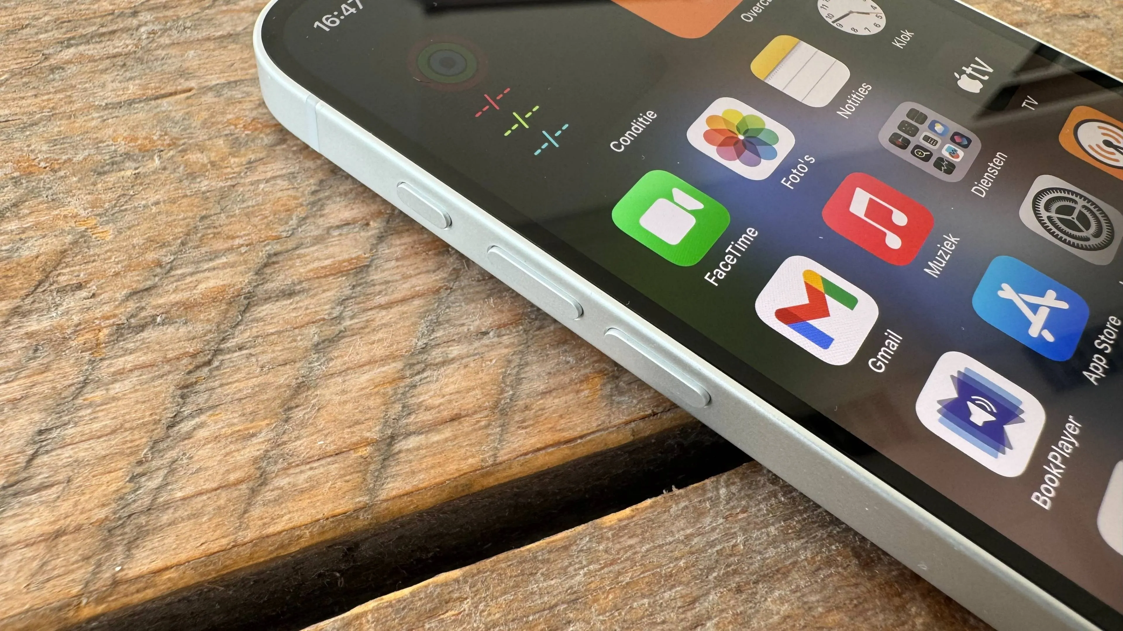 iphone 16e review 4