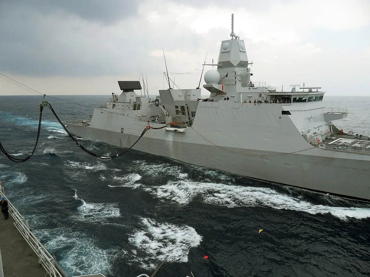 1200px hr ms de ruyter krijgt olie van hr ms amsterdam 0