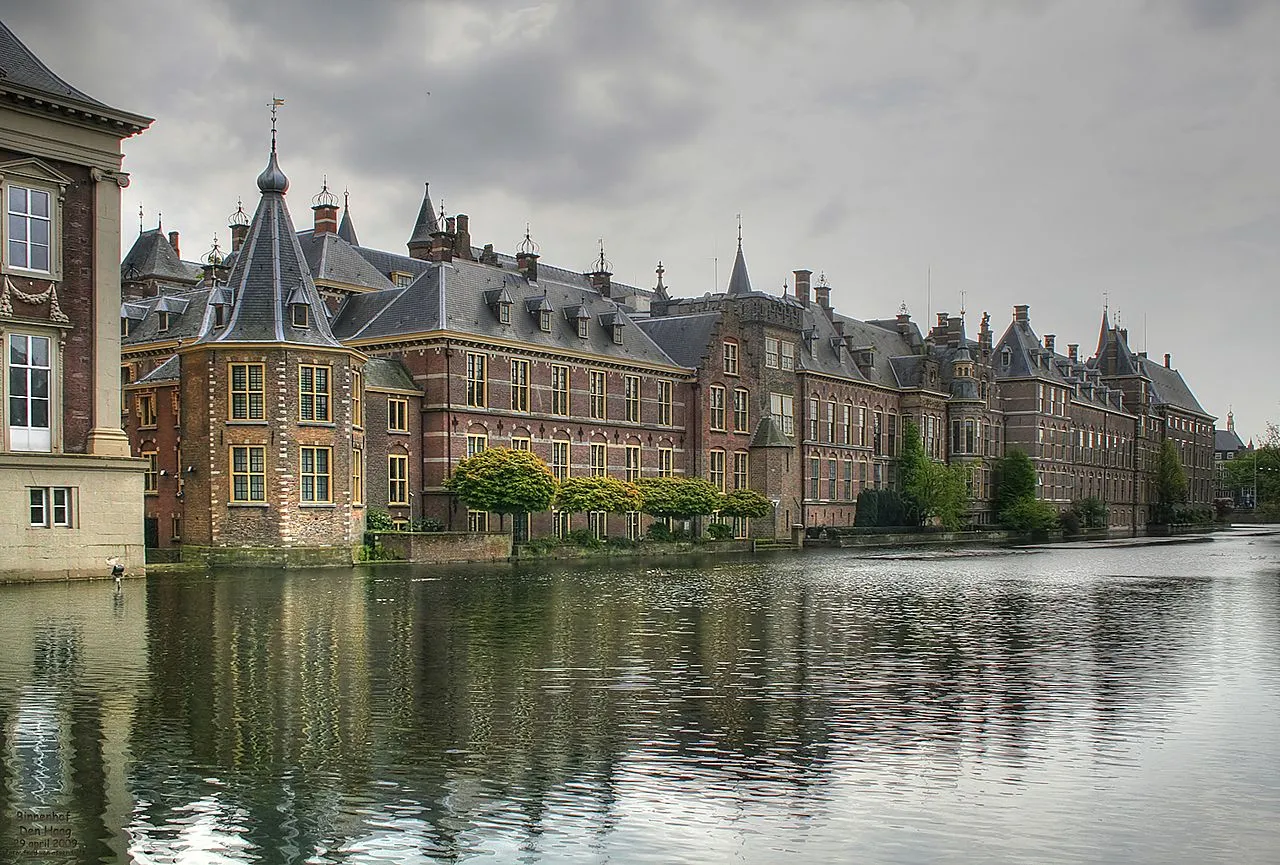 binnenhof met hofvijver en torentje den haag panoramio