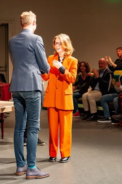 foto door ria de ruyter zaanse beeldbrigade lucy boeren neemt haar prijs in ontvangst uitgereikt door wessel breunesse