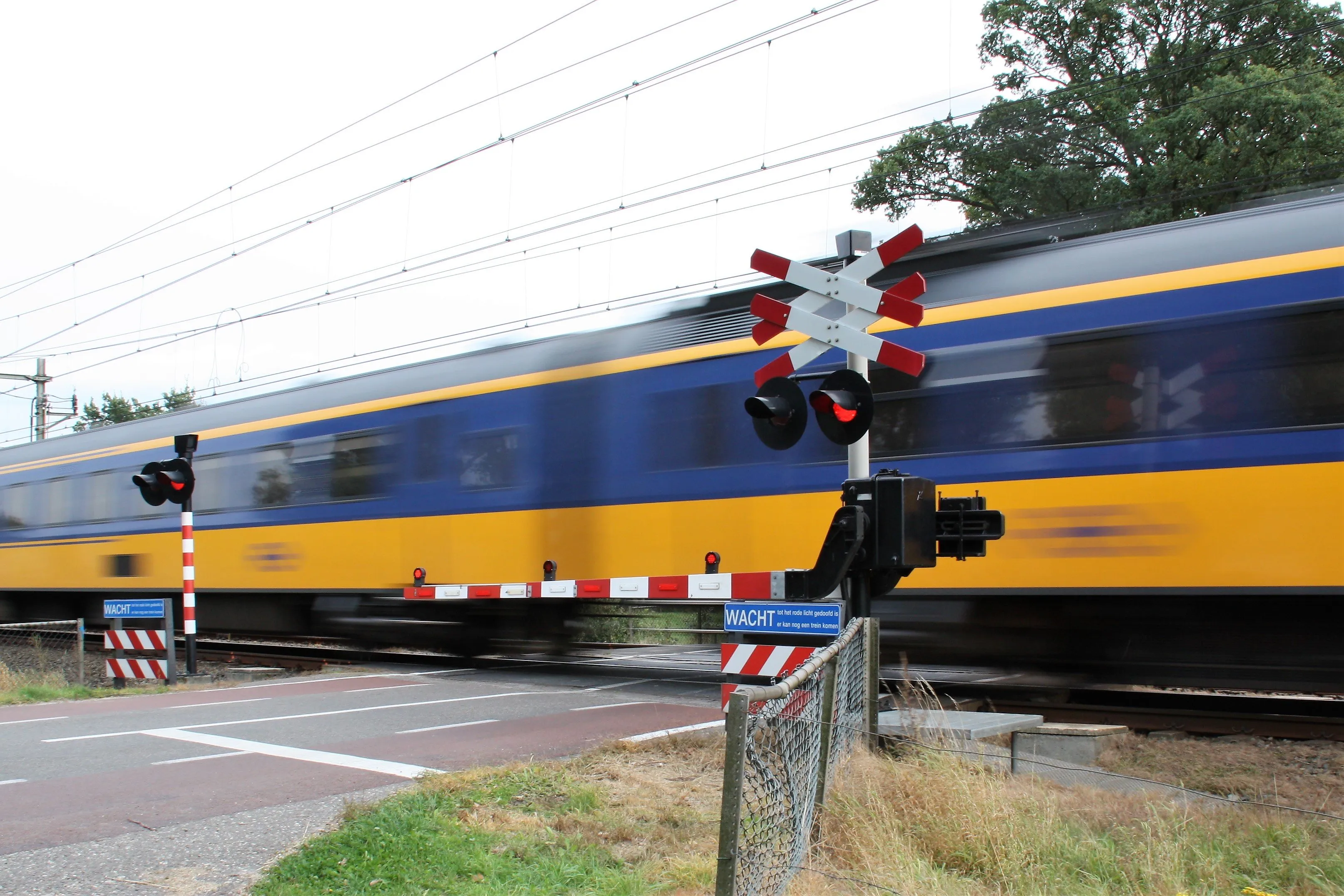 gesloten spoorwegovergang bij echten 2