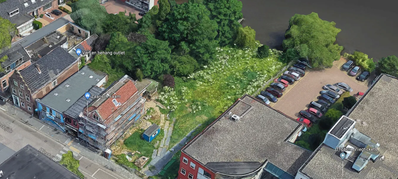 westzijde rechts naast braakliggend terrein