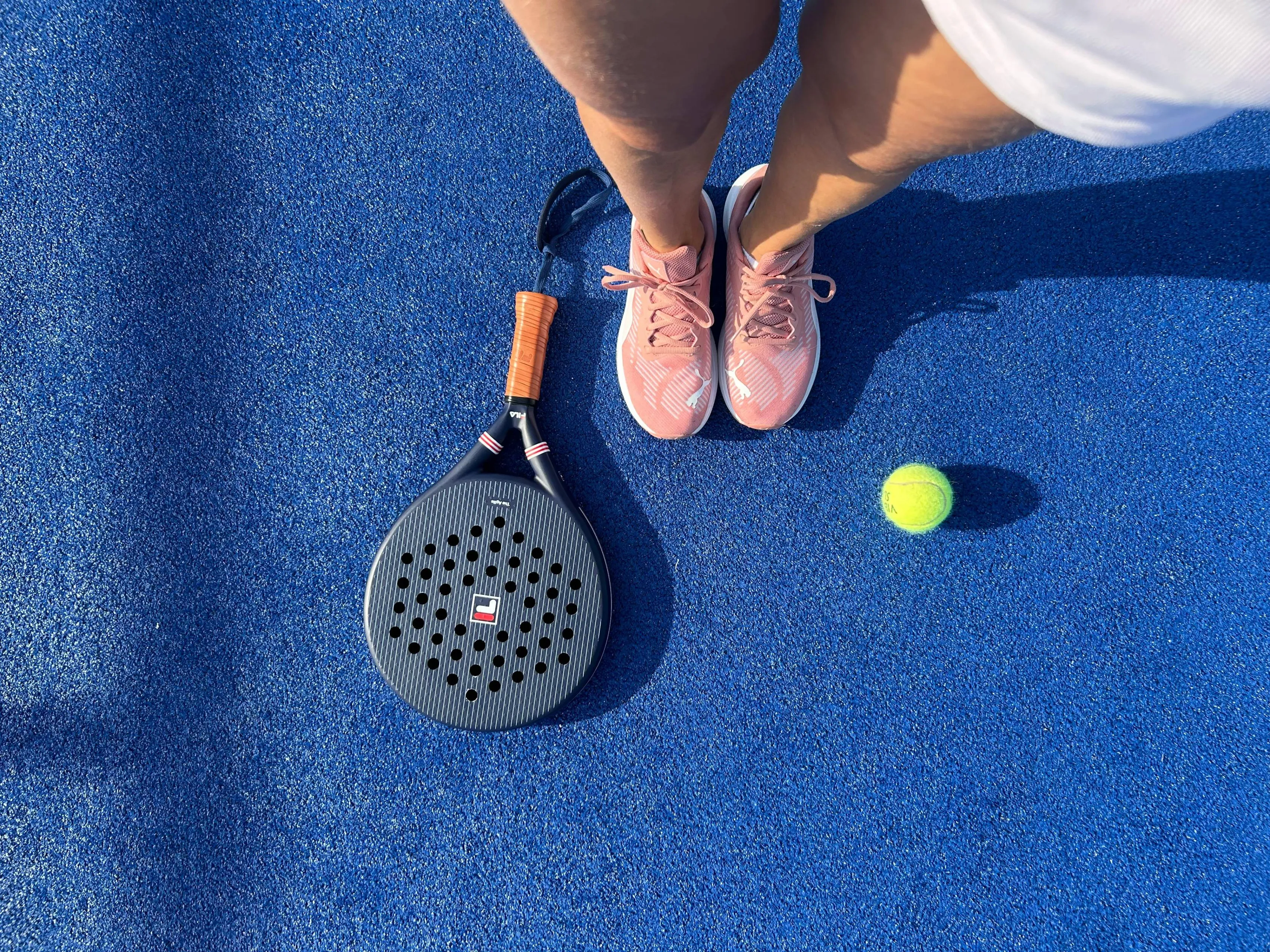 free-photo-of-padel-player-with-racket-and-ball-on-blue-court