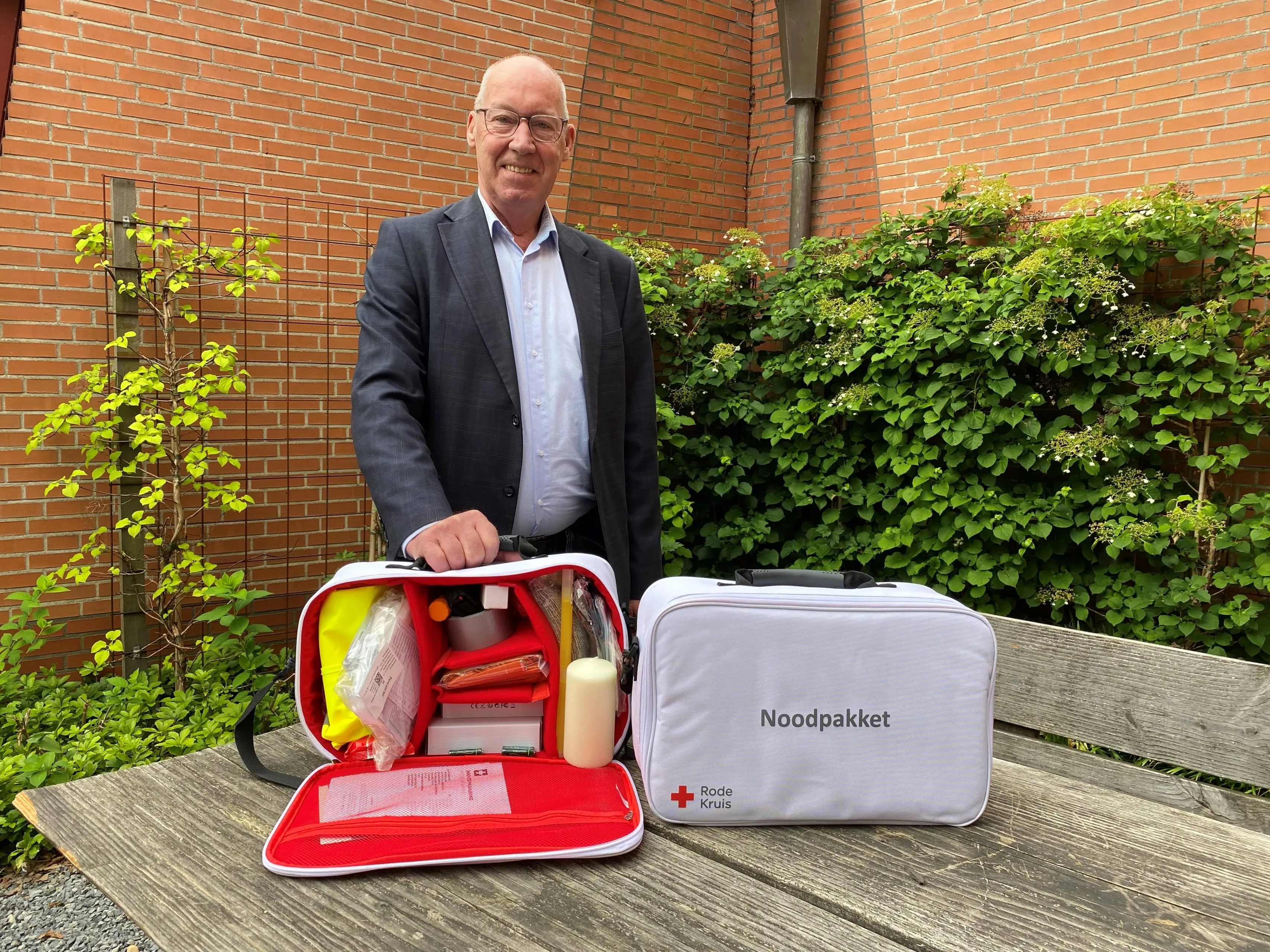 260608 Wethouder Pietersma laat noodpakket zien