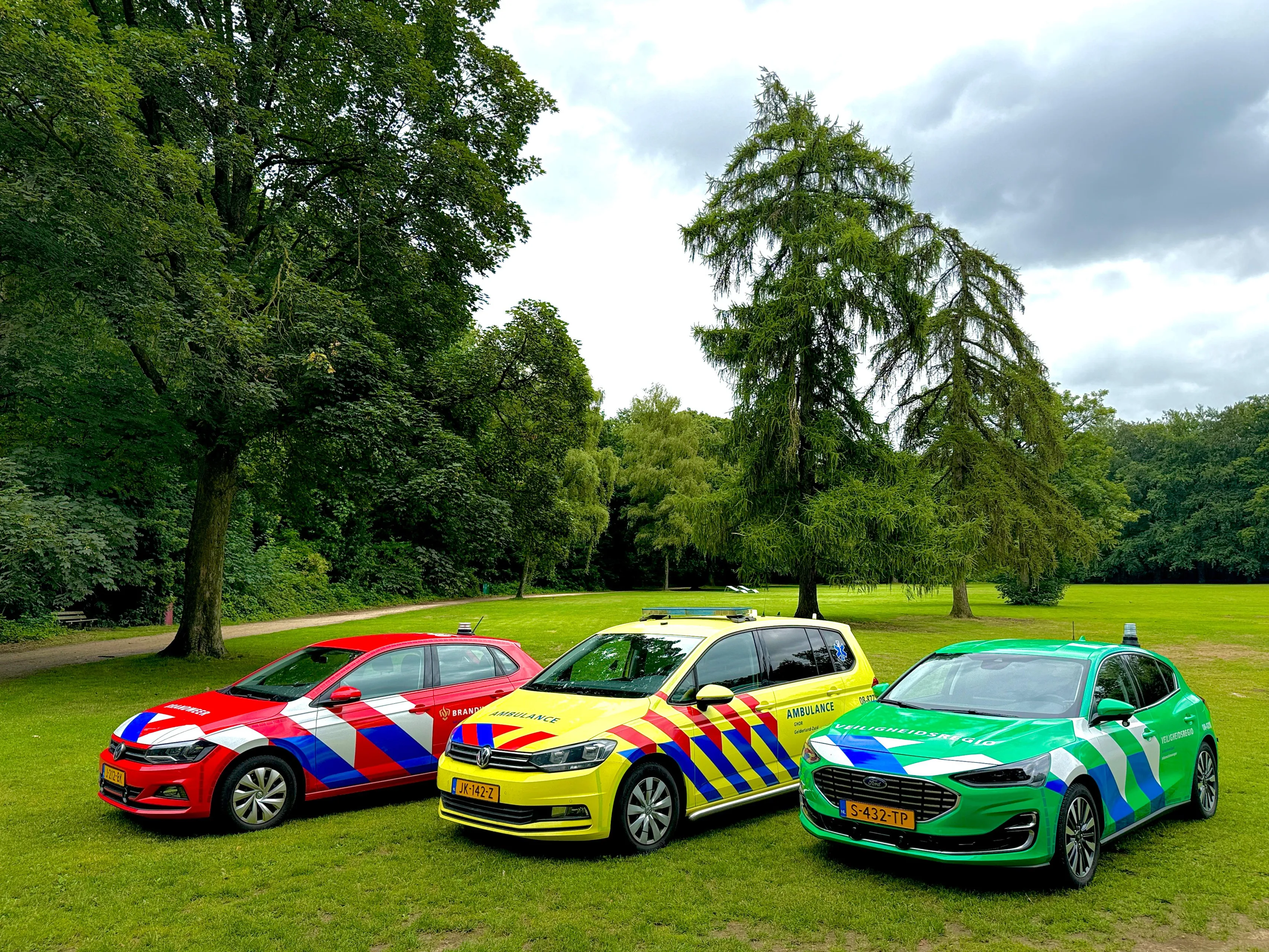 3 hulpverleningsvoertuigen rood geel groen