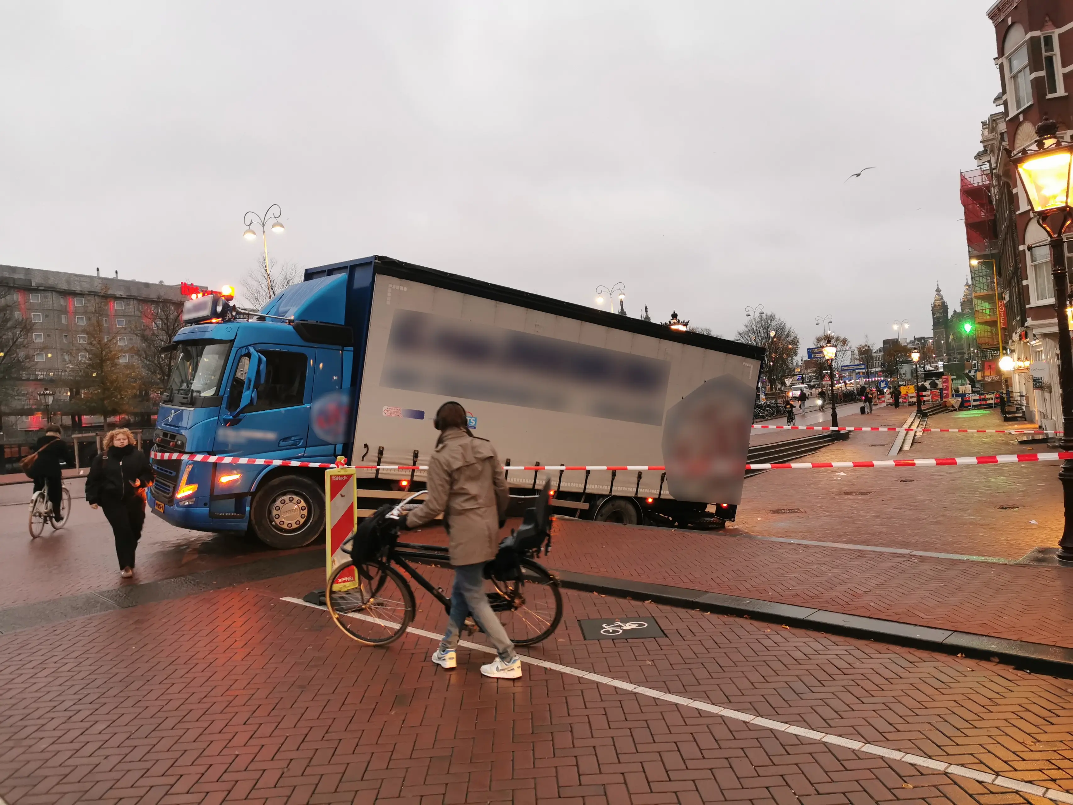 Zaltbommelse Vrachtwagen Komt Zes Treden Lager Terecht Na Mislukte Zaltbommelse Vrachtwagen Komt Zes Treden Lager Terecht Na Mislukte
