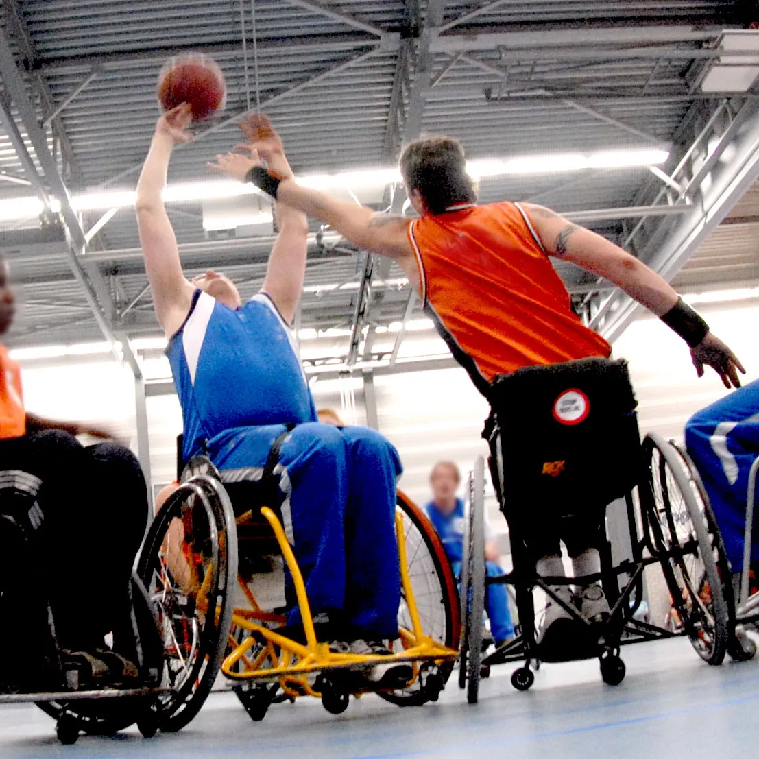 aangepast sporten rolstoel basketbal team sportservice zandvoort