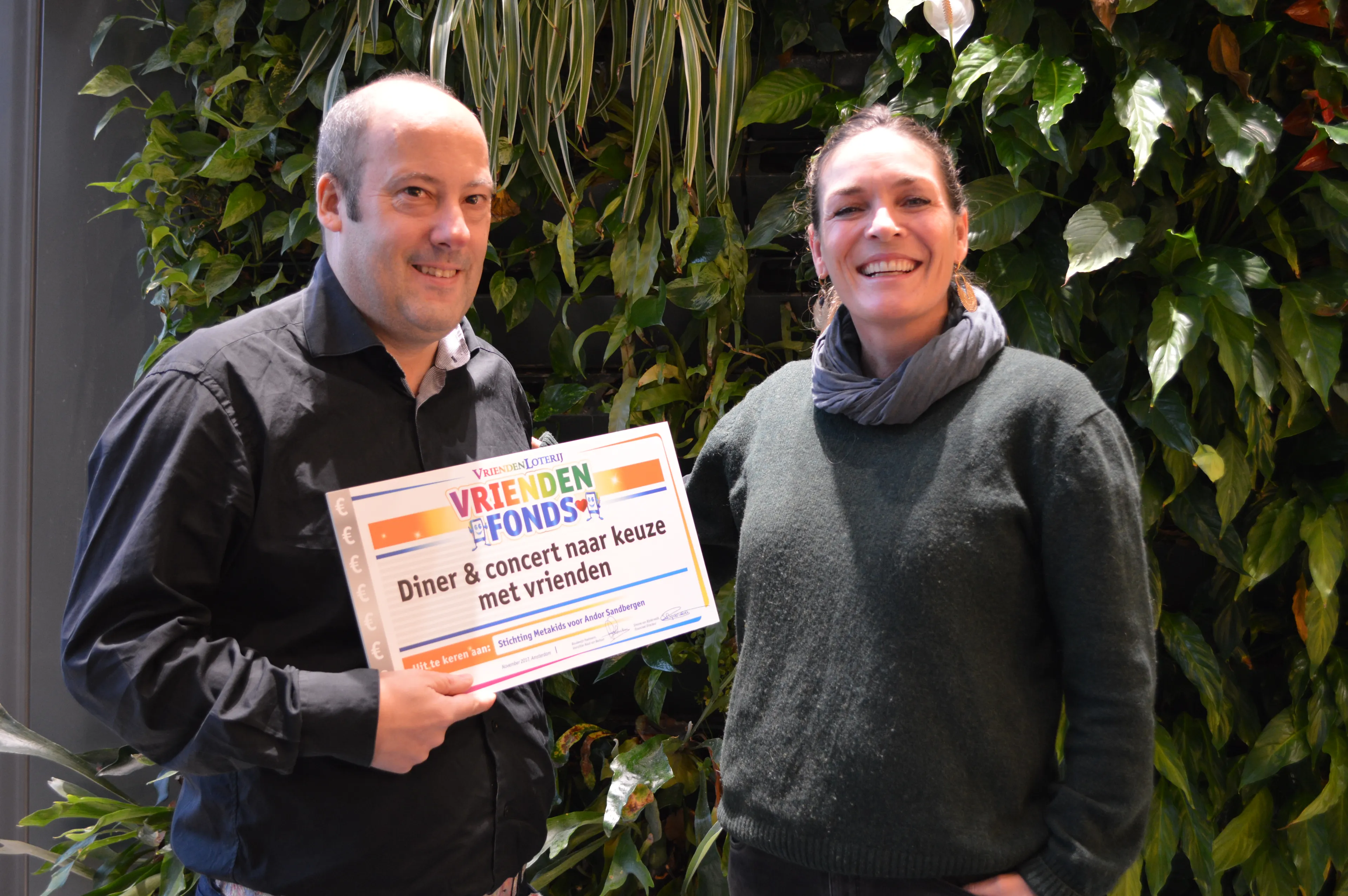 andor uit zandvoort wordt door metakids verrast met vriendenfonds cheque vriendenloterij