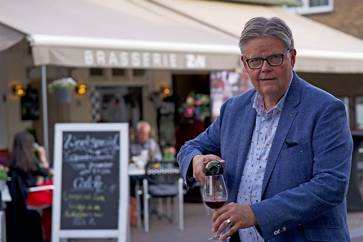 bart schenkt in