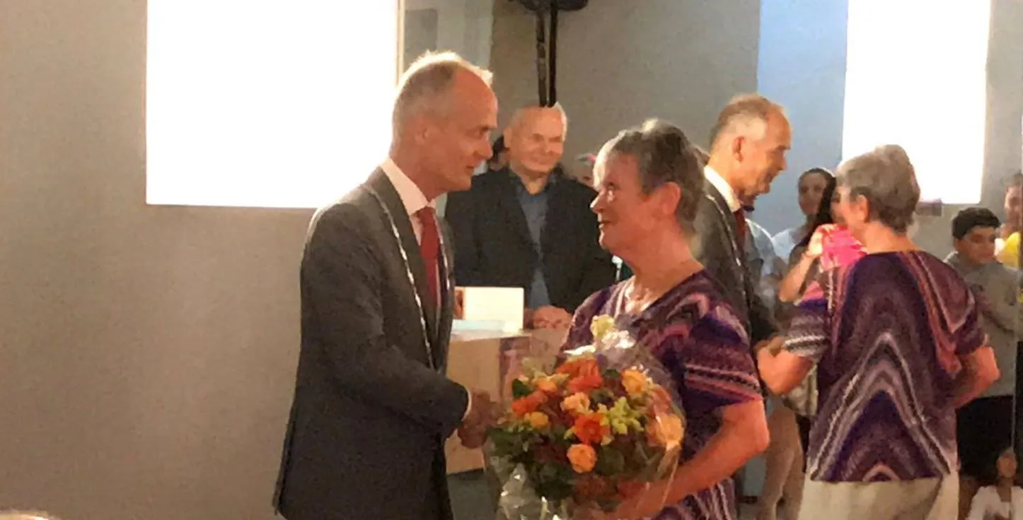 conny lodewijk krijgt waarderingsspeld van burgemeester niek meijer bijgewerkt foto michiel drommel