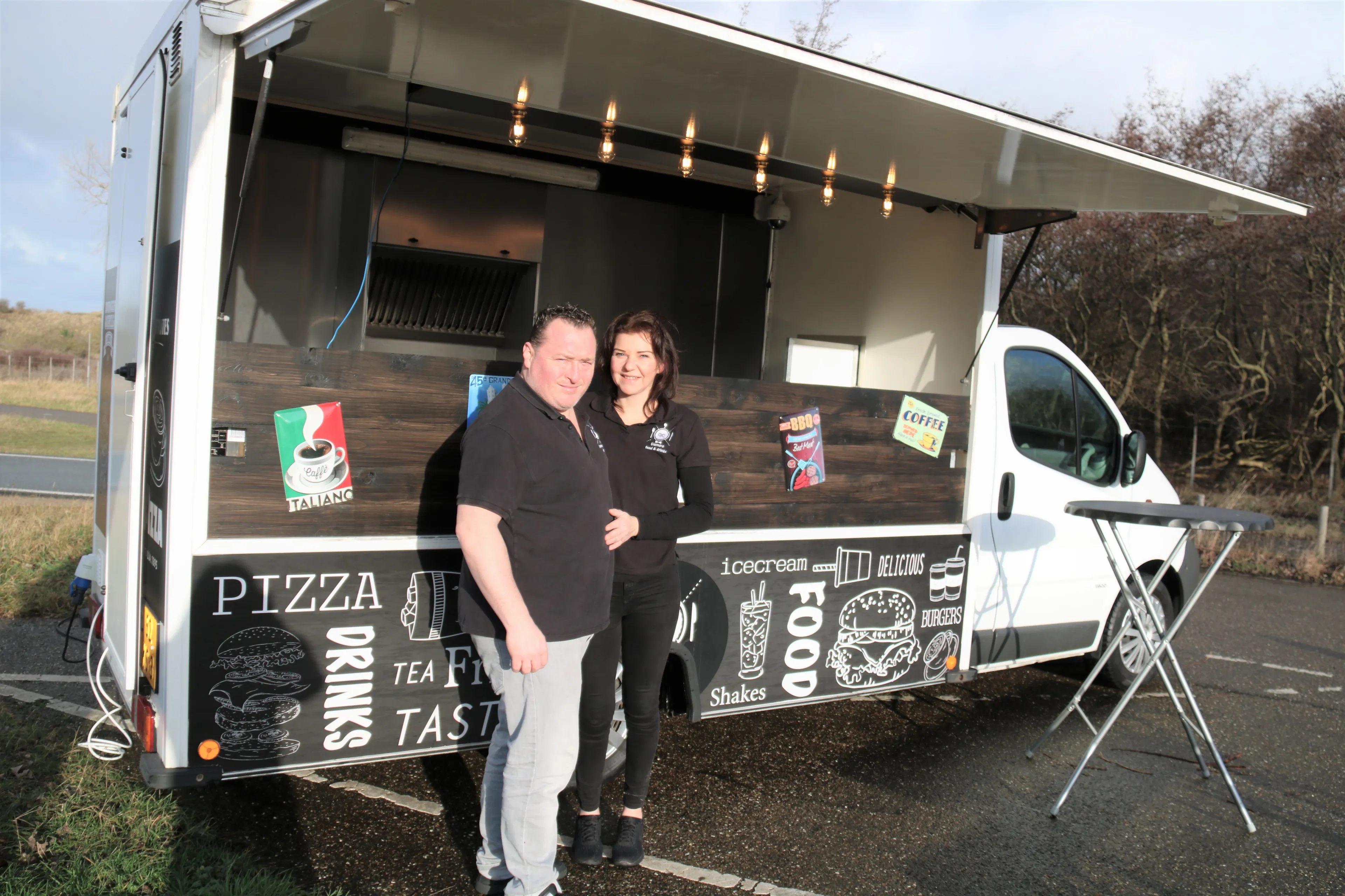 giovanni en tamara voor de foodtruck lol media