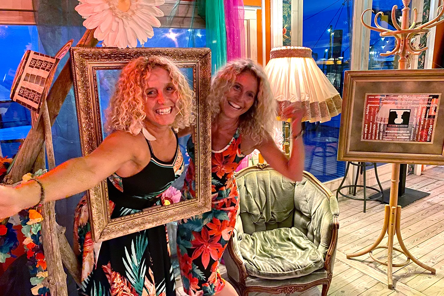 helga en mirjam van ewijk van twin engine in de fotohoek die ook staat opgesteld tijdens het pitch blitz event van de zandvoort business ladies foto 1