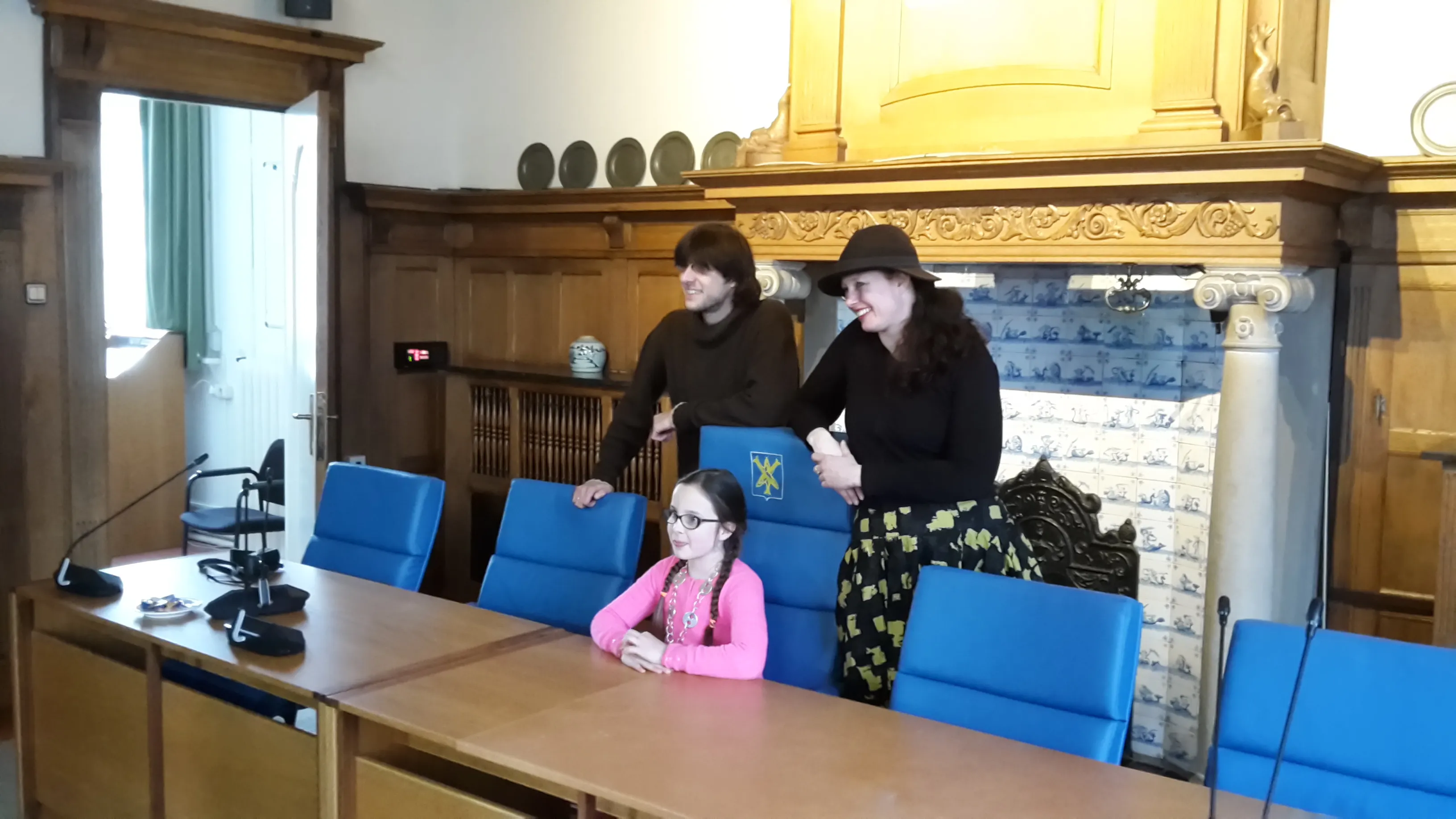 kinderburgemeester gaia van der moolen samen met haar ouders in de raadszaal jaap koper