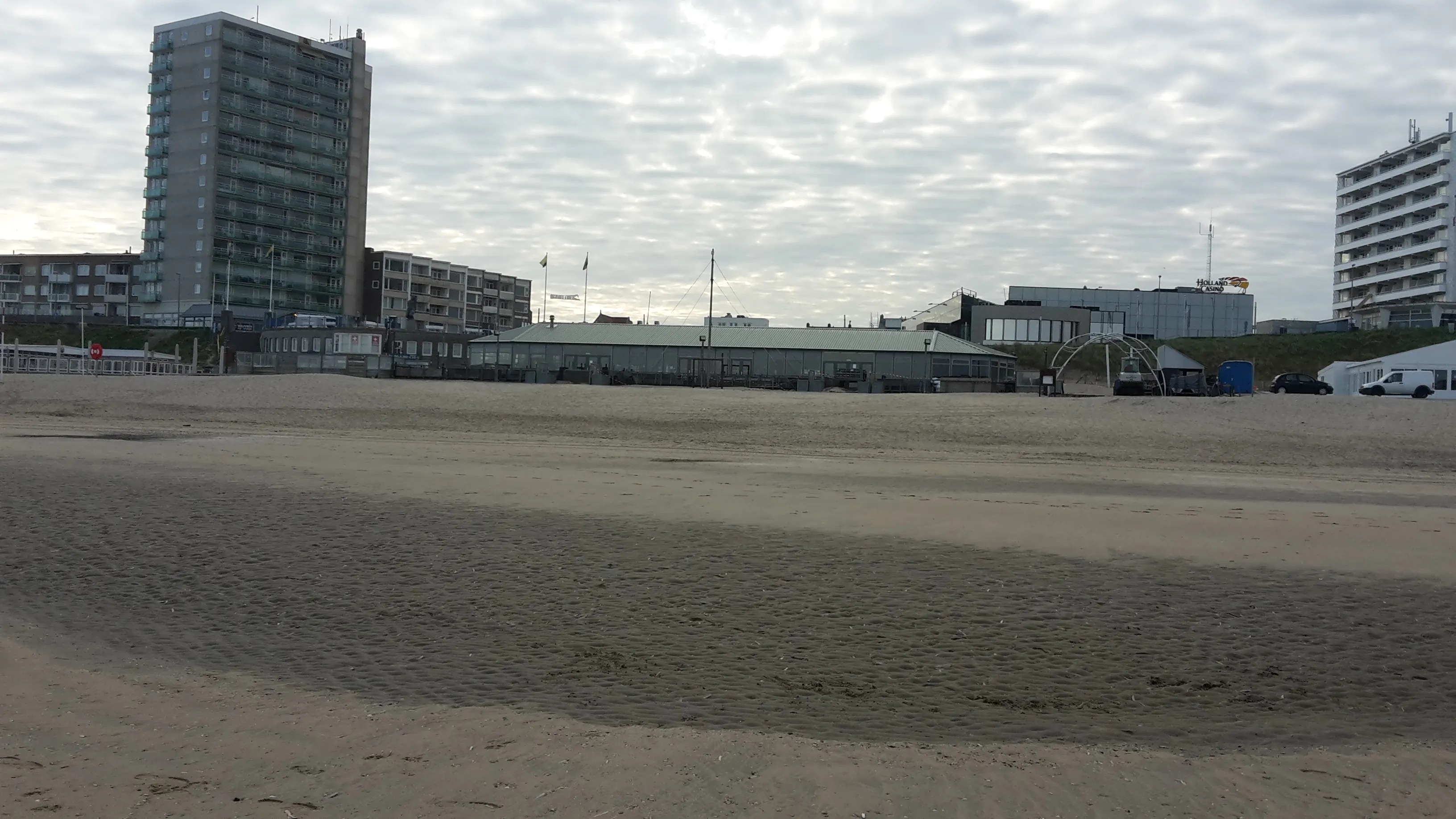 leeg strand bij rotonde jaap koper