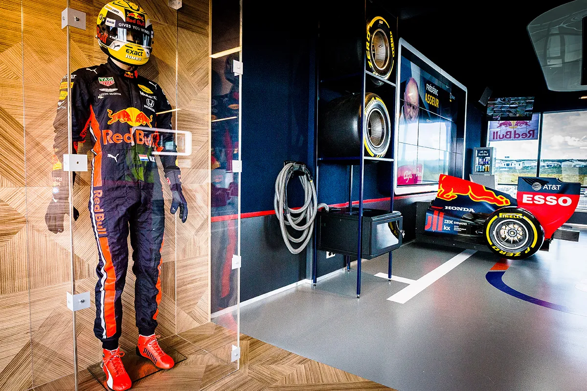 red bull lounge max verstappen pak auto