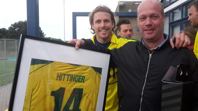 sander hittinger en patrick van de oord met ingelijst shirt aangepast jaap koper