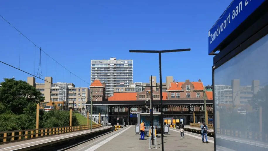 treinstation perron met bord wim meijer fotografie 915x518 1