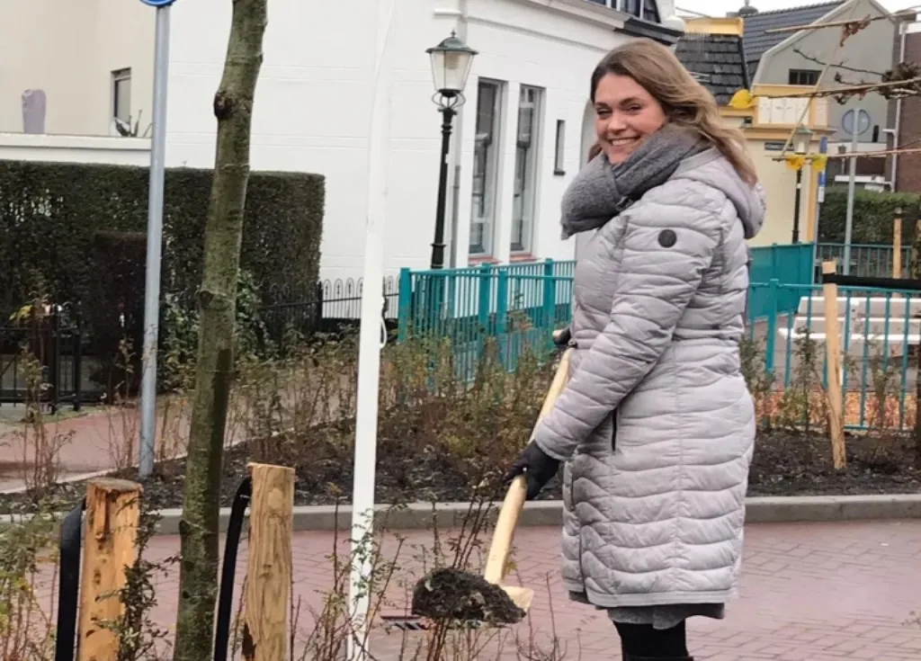 wethoudewr ellen verheij plant boom bewerkt gemeente zandvoort