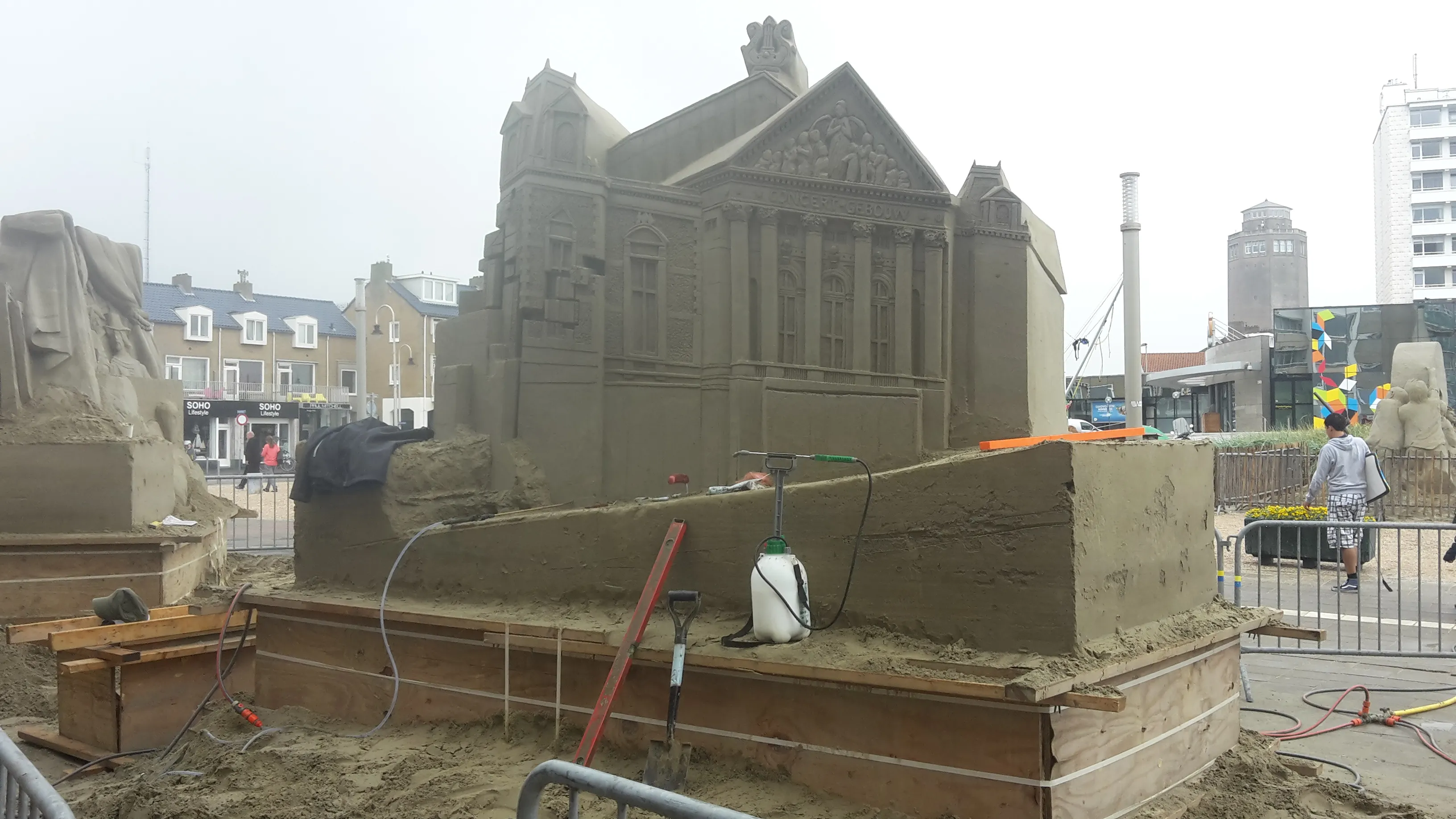 zandsculptuur van het concertgebouw door maxim gazendam jaap koper