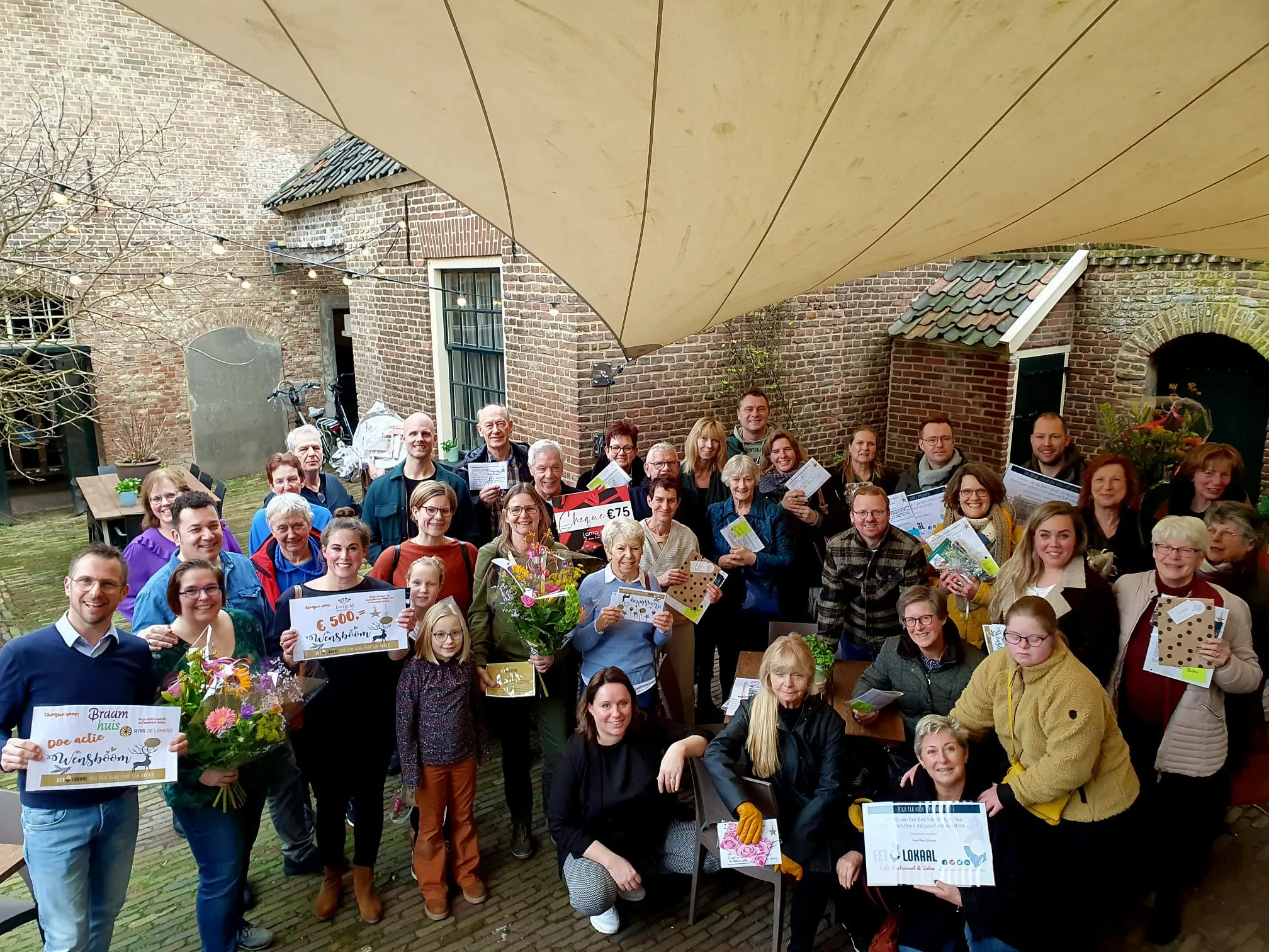 eetlokaal bijna 40 mensen zien een wens voo rhun dierbare in vervulling gaan