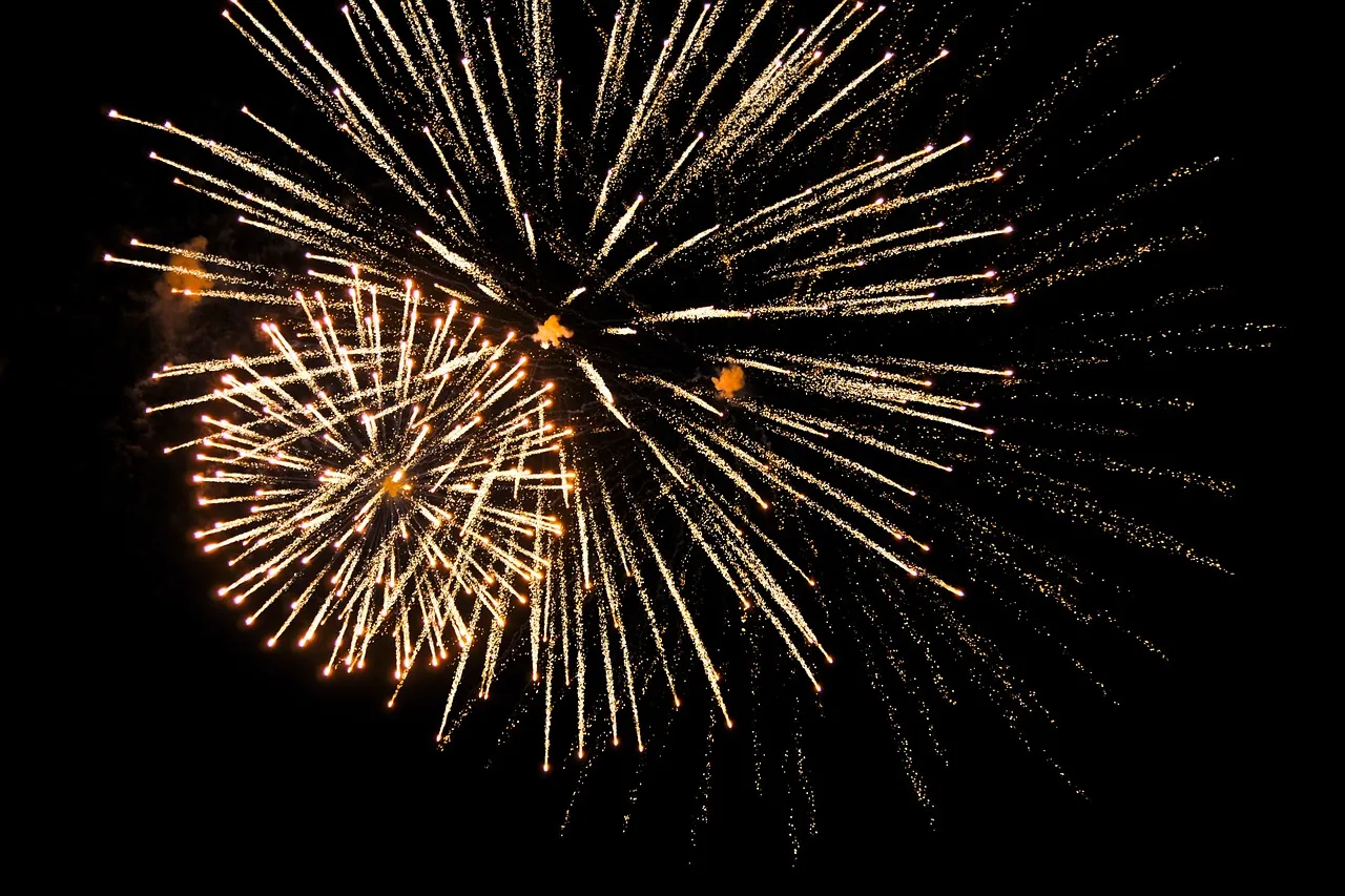 fireworks 1880042 1280
