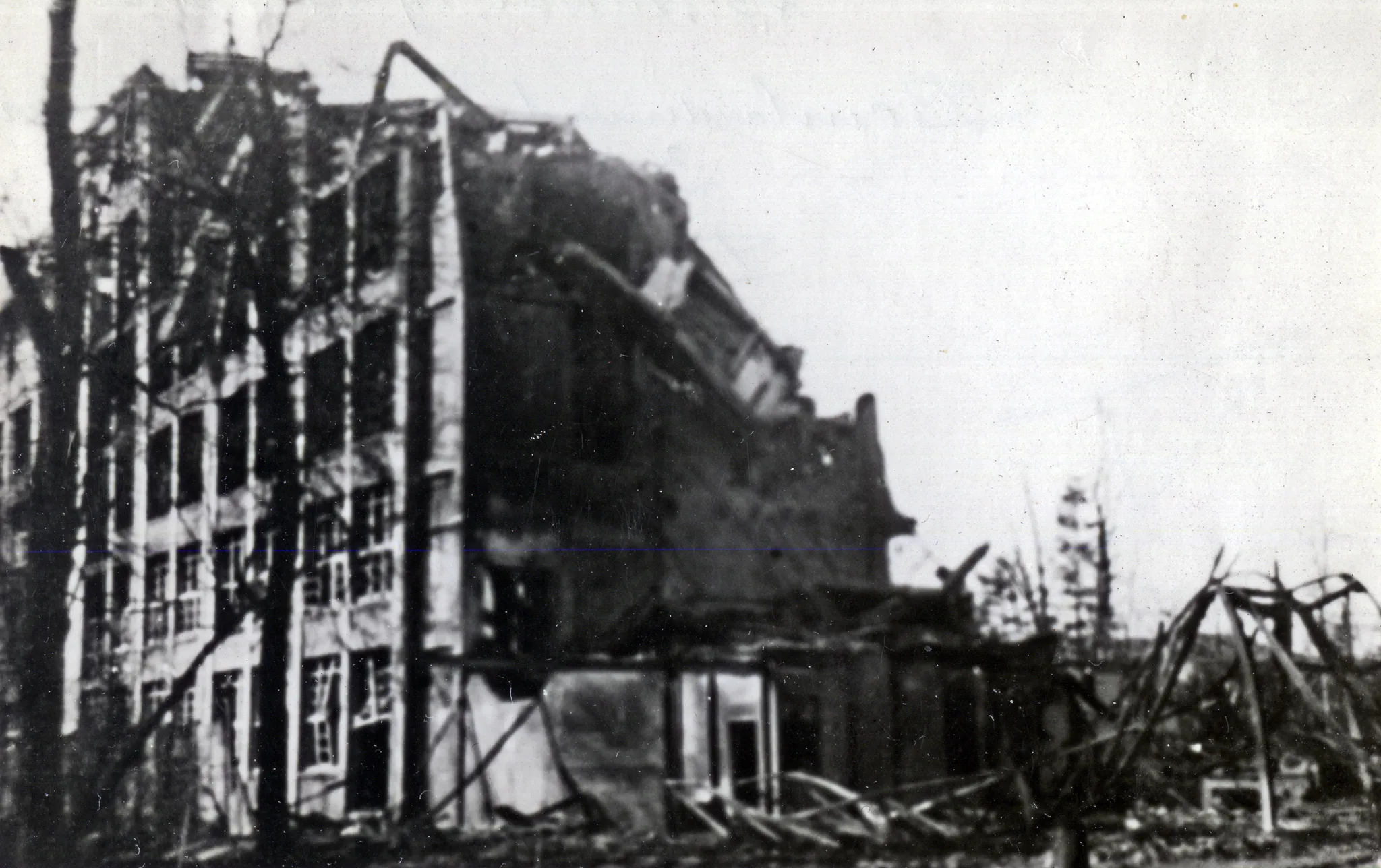 foto 4 mei wandeling schade turmac gebouw april 1945 na bombardement 23 mrt 45
