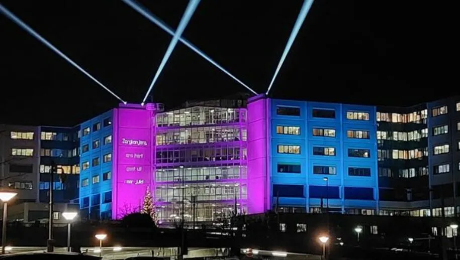 foto verlichte gevels voor de zorg en patienten van rijnstate 915x518 1