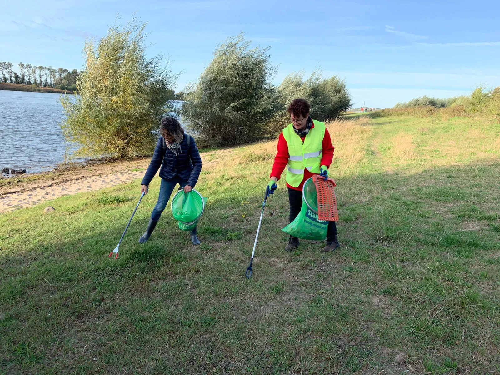 jutters aan het werk in de uiterwaarden