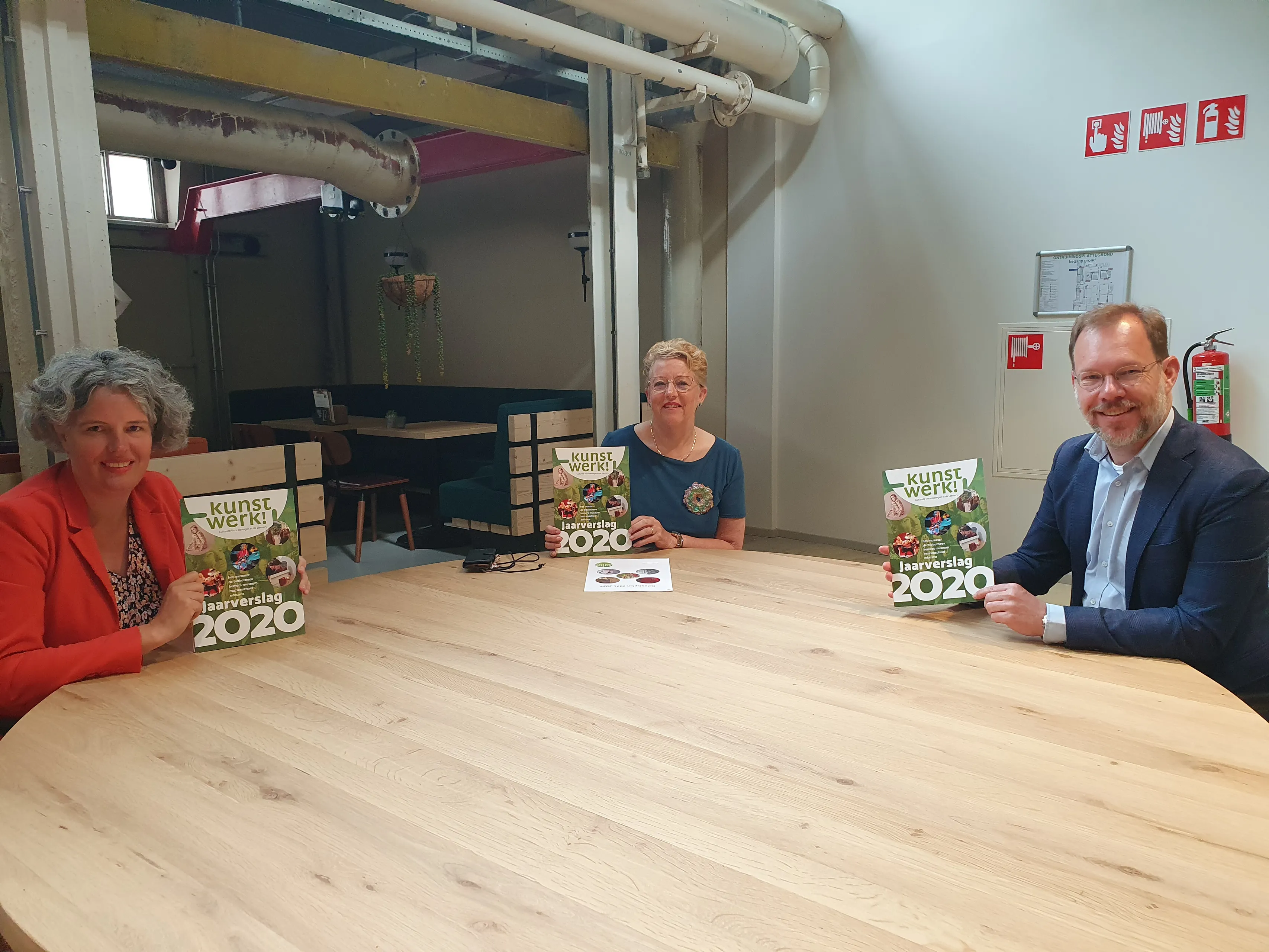 overhandiging jaarverslag kunstwerk