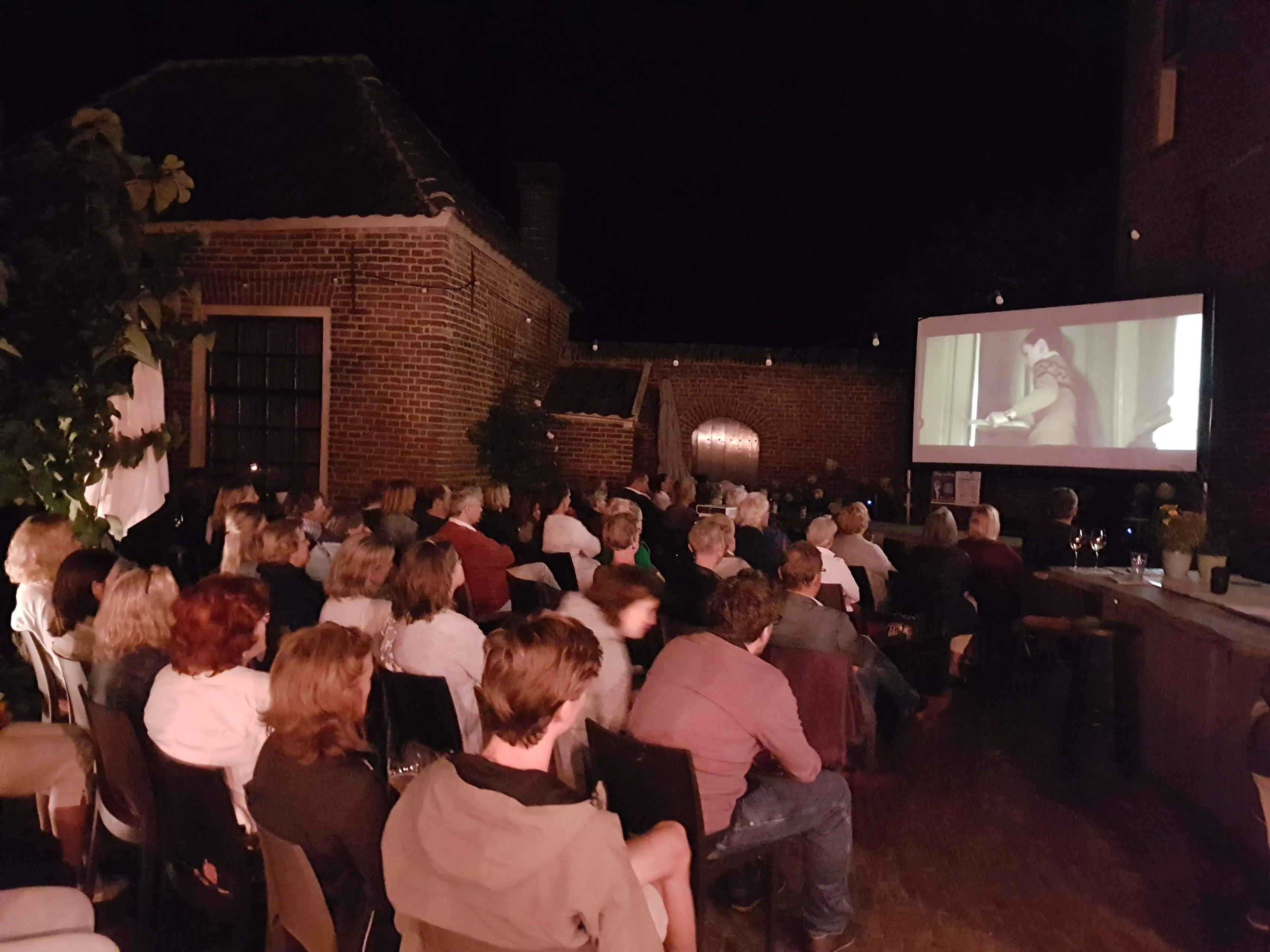 Buitenfilm en Diner in de Binnentuin van Eet-Lokaal