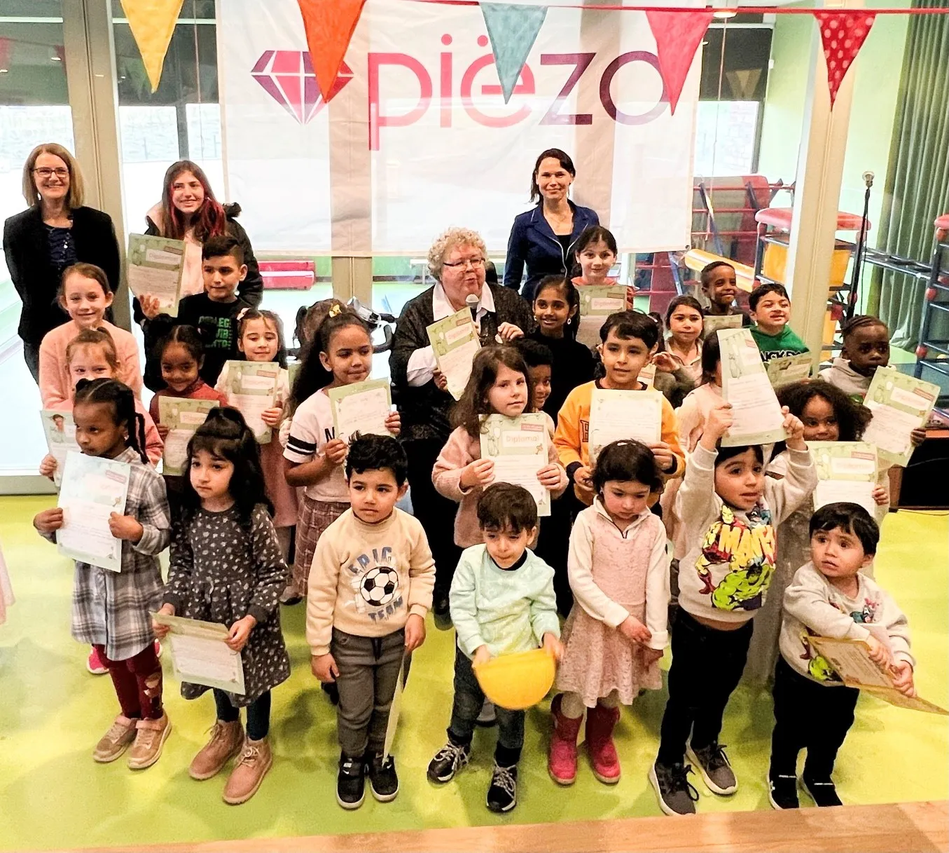 diplomas voor de deelnemertjes van de voorleesexpress foto stichting piezo