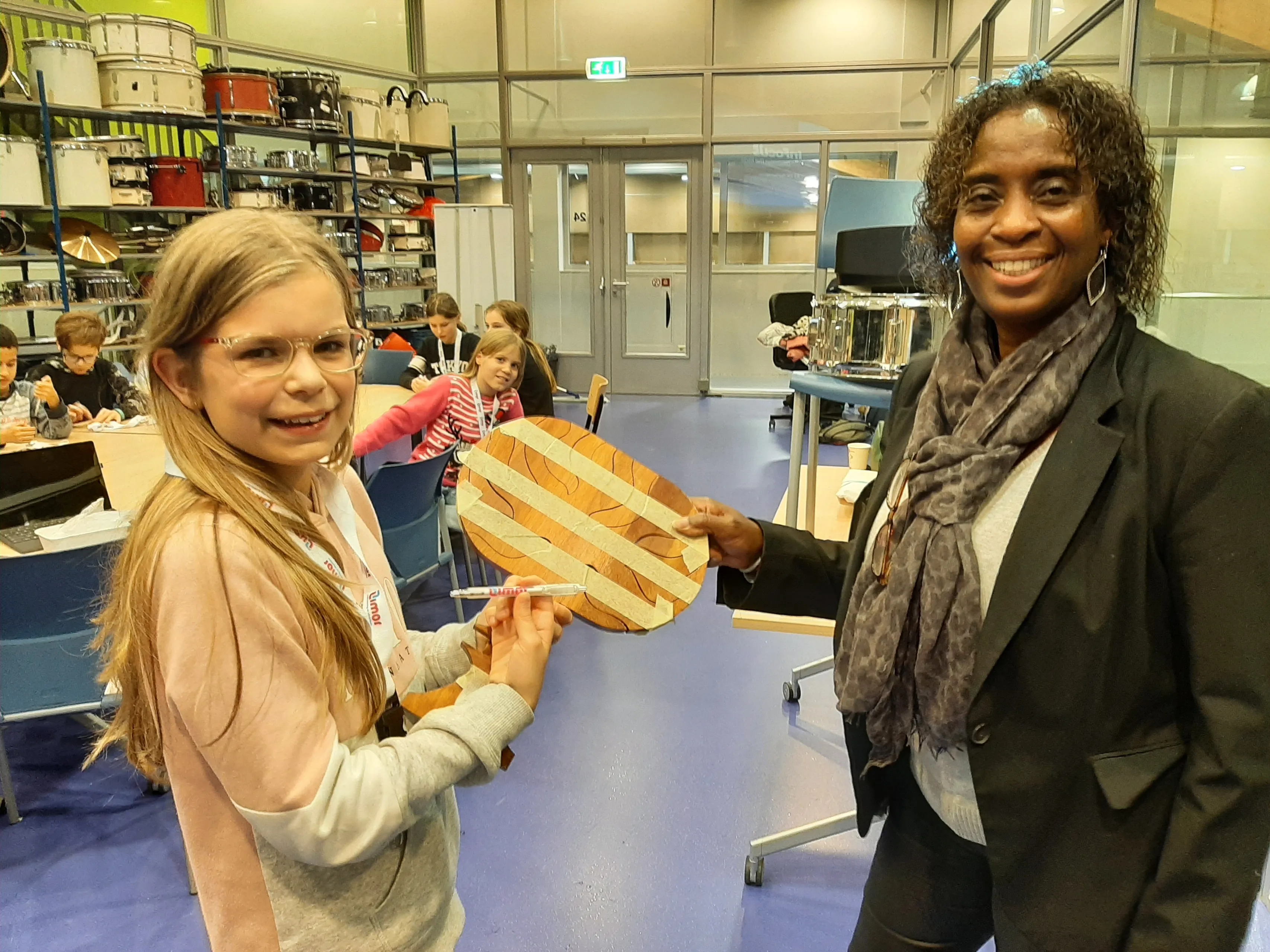een begeleider van limor verzorgt een gastles bij de piezo talentenacademie fotograaf stichting piezo