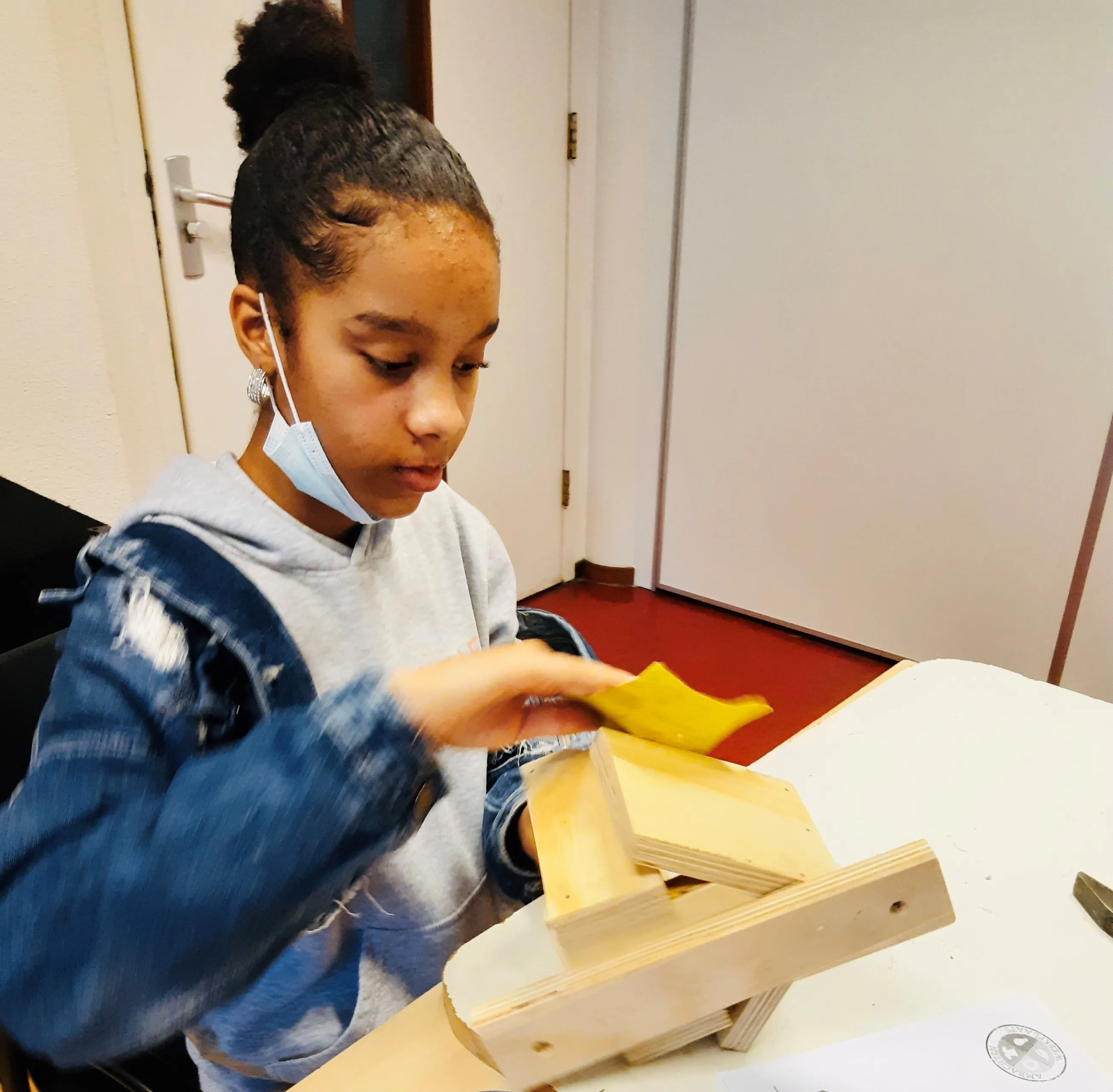 kinderen talentenacademie krijgen les van een timmerman fotograaf stichting piezo