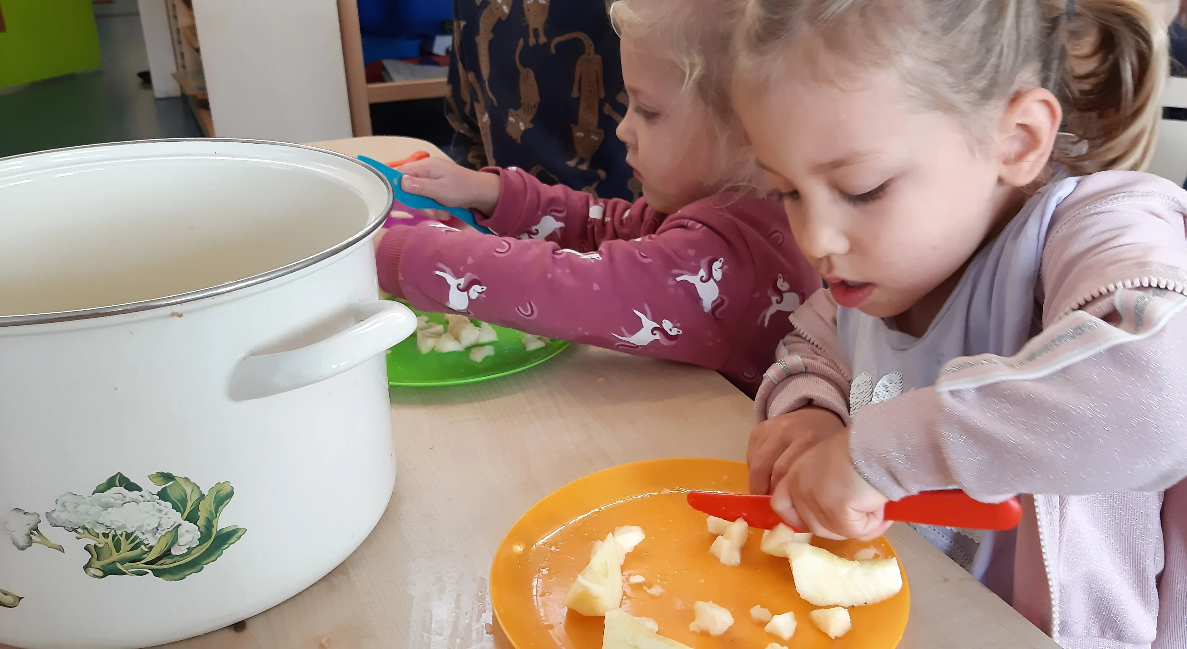 kleuters waterlelie maken appelmoes 20221110 111018