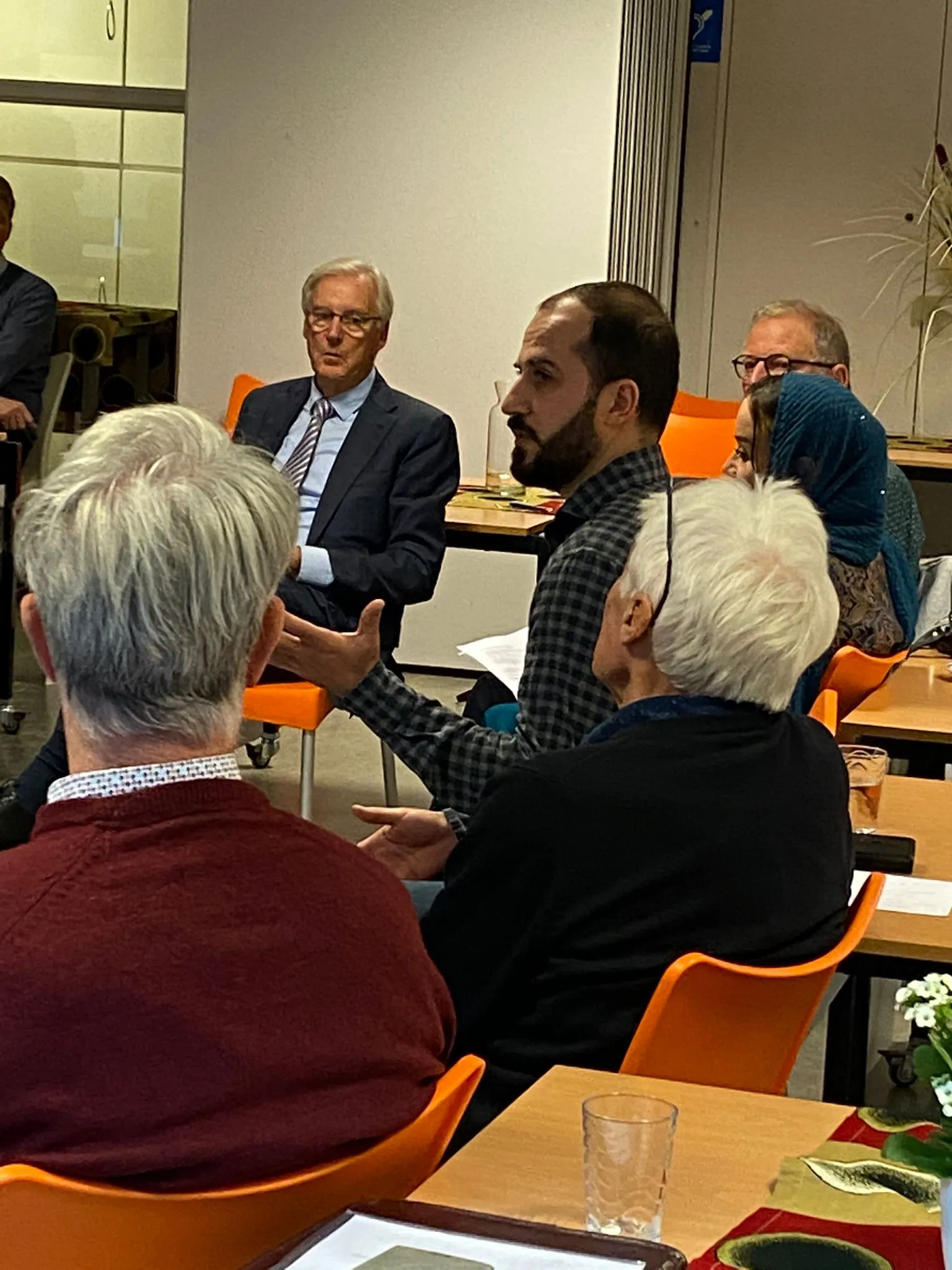 minister van buitenlandse zaken in gesprek bij piezo fotograaf stichting piezo