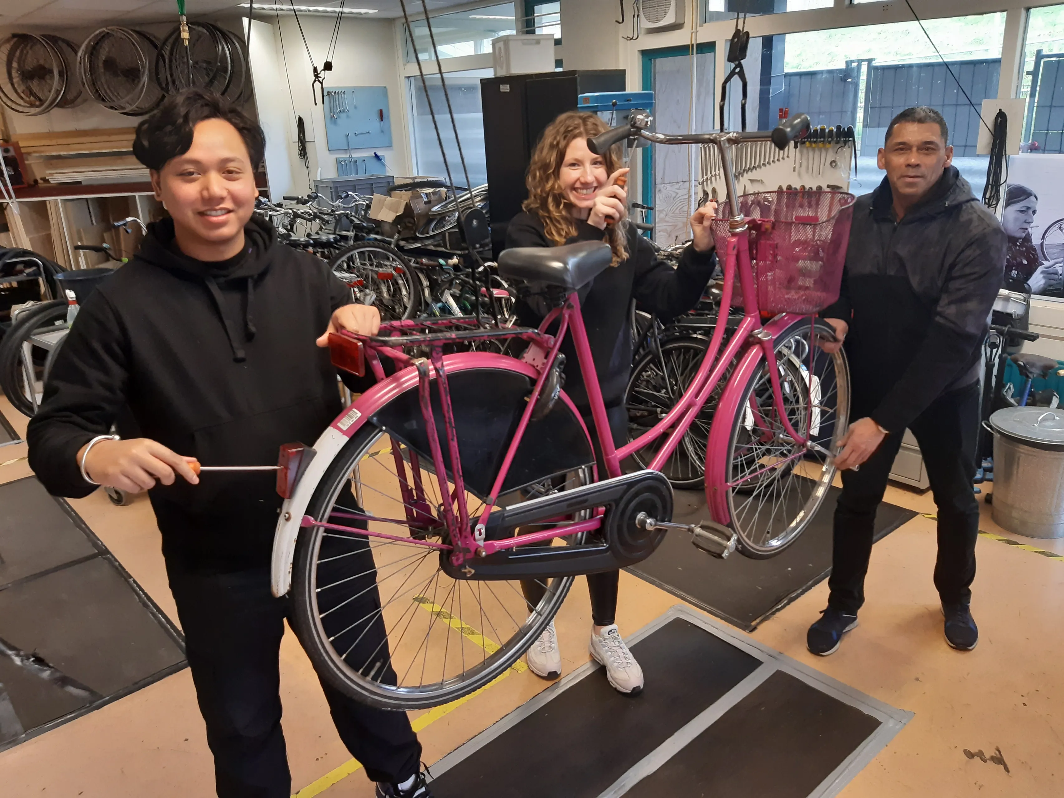 repareer je eigen fiets in de ambachtenwerkplaats fotograaf stichting piezo