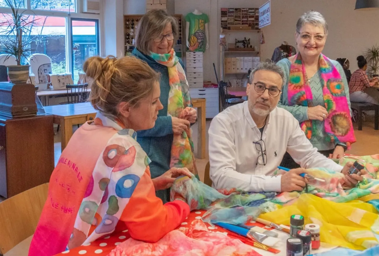 schilderen op zijde bij de piezo ambachtenwerkplaats fotograaf jeroen stahlecker