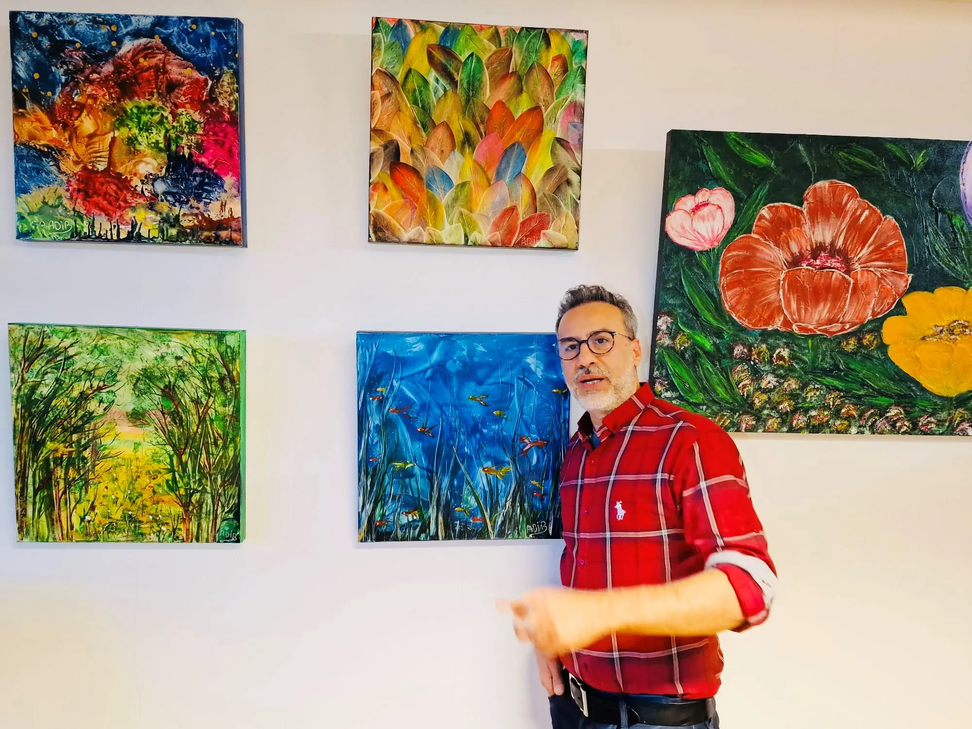 vrijwilliger en kunstenaar mos adib leert je hoe je kunt schilderen met bijenwas foto stichting piezo