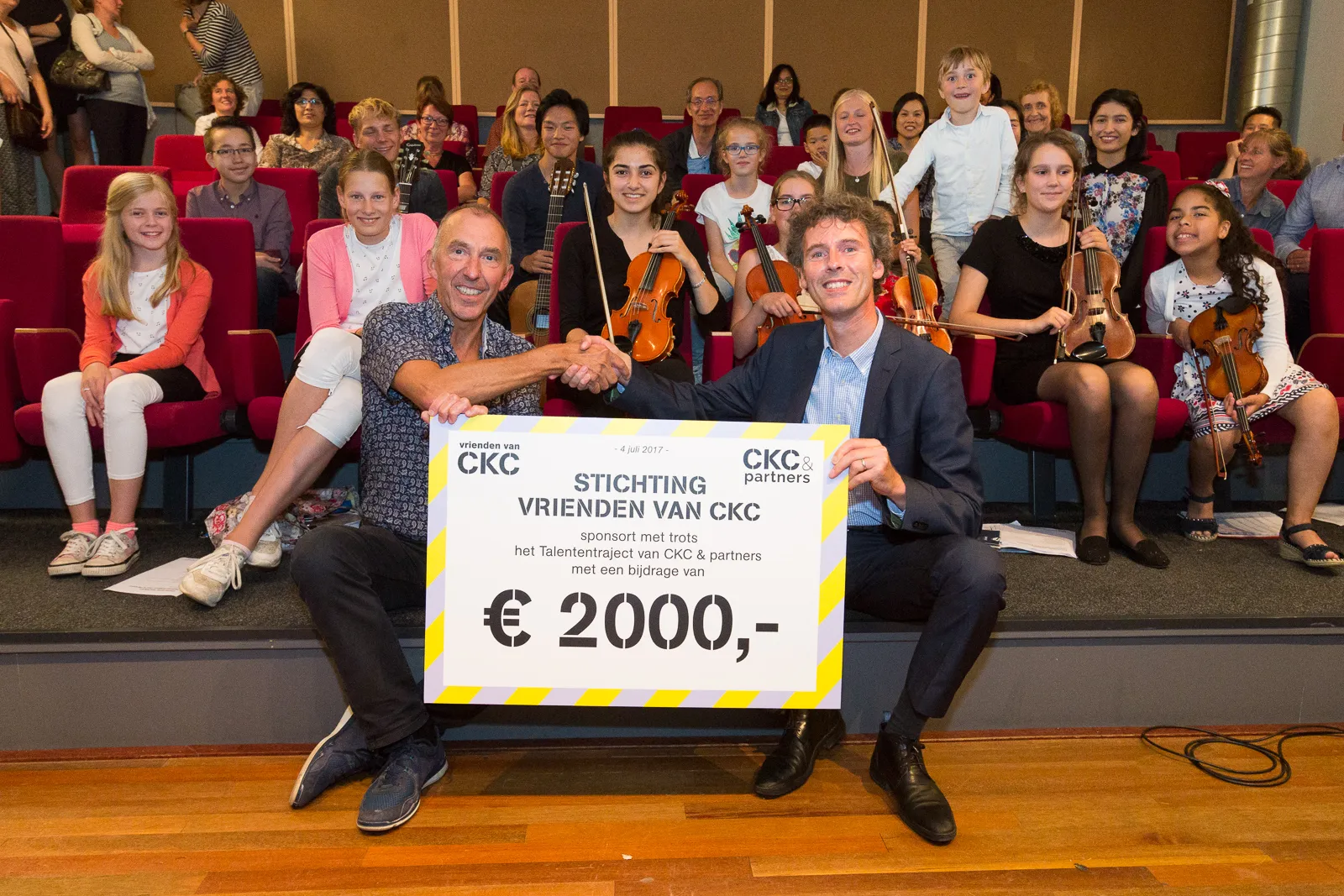 2017 07 06 stichting vrienden van ckc reikt cheque uit