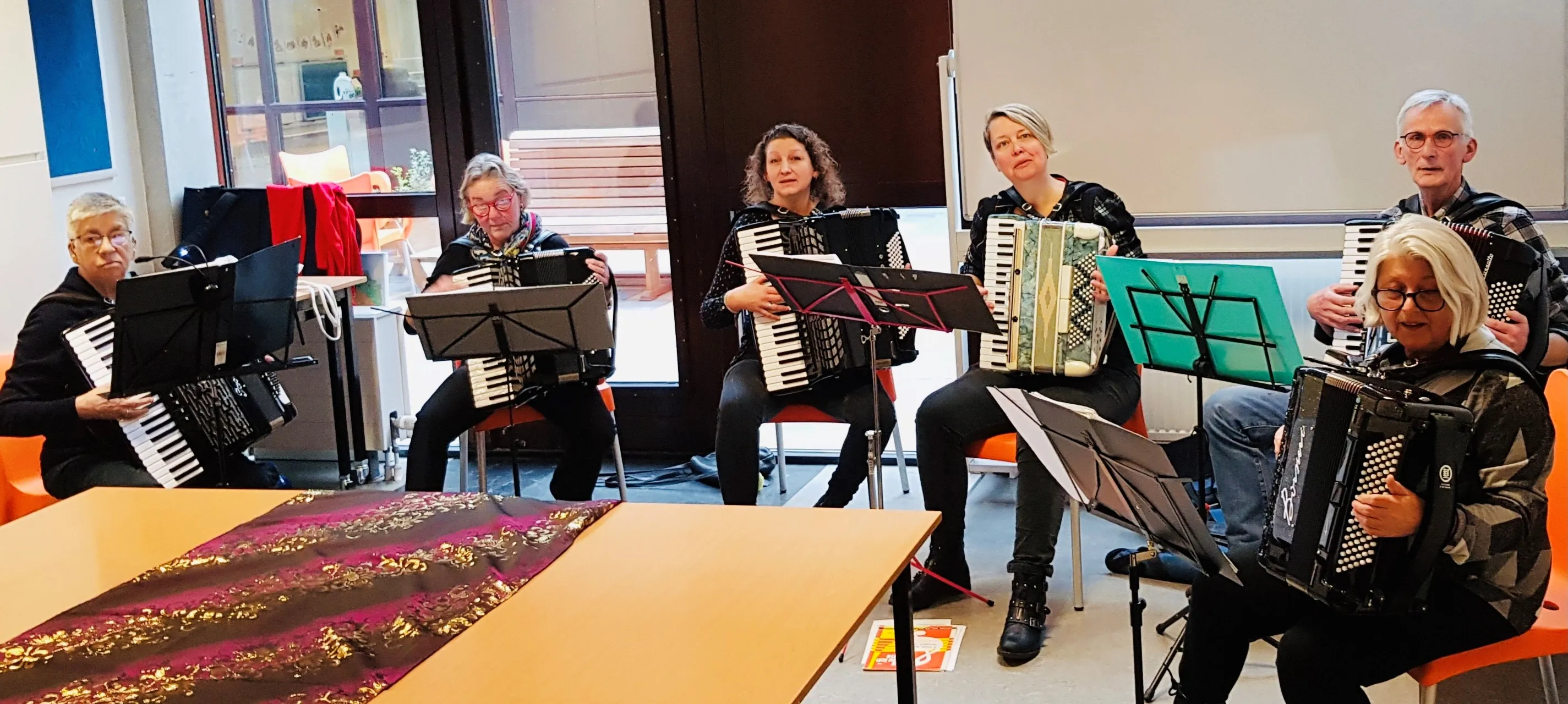 accordeon ensemble laat de deelnemers van het vonkje genieten van hollandse meezingers foto stichting piezo