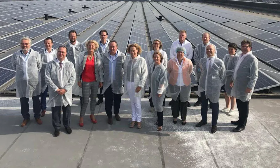 bestuurders op dak vol zonnepanelen
