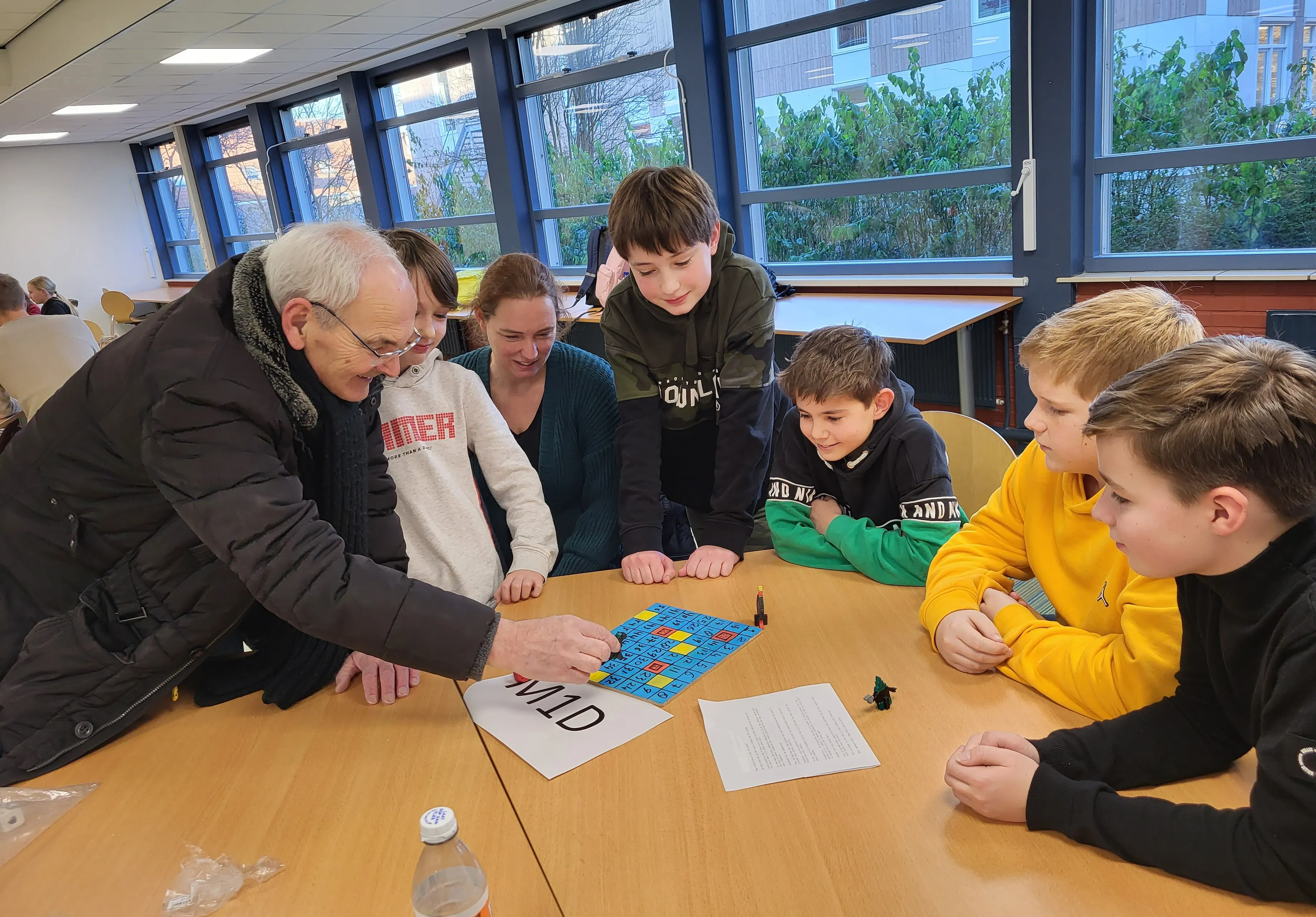 bezoekers presentatiemarkt bordspellen vermaken zich