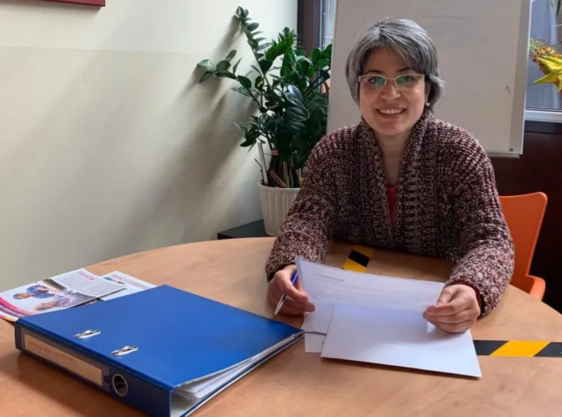 bezoekmannen en vrouwen helpen bij financienjpeg