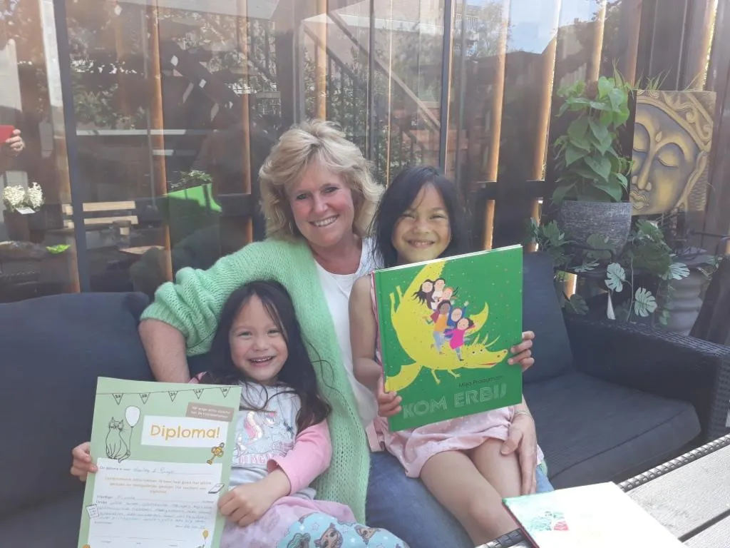 bije zusjes met hun voorleesexpress diploma fotograaf stichting piezo