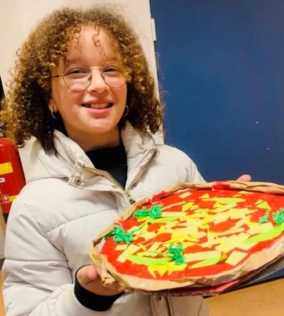blije kinderen en zelfgemaakte surprises in de piezo ambachtenwerkplaats foto stichting piezo
