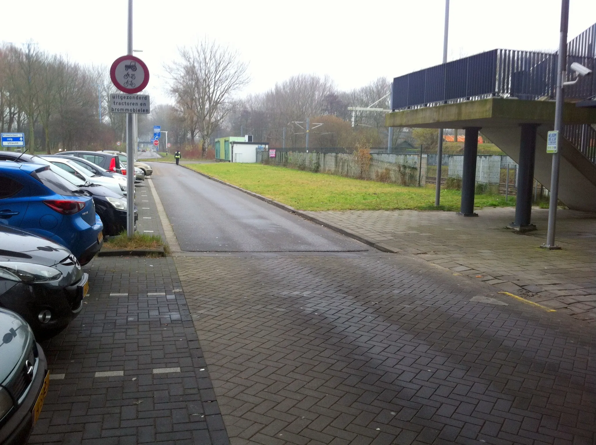 braakliggend grasveld bij randstadrail station voorweg