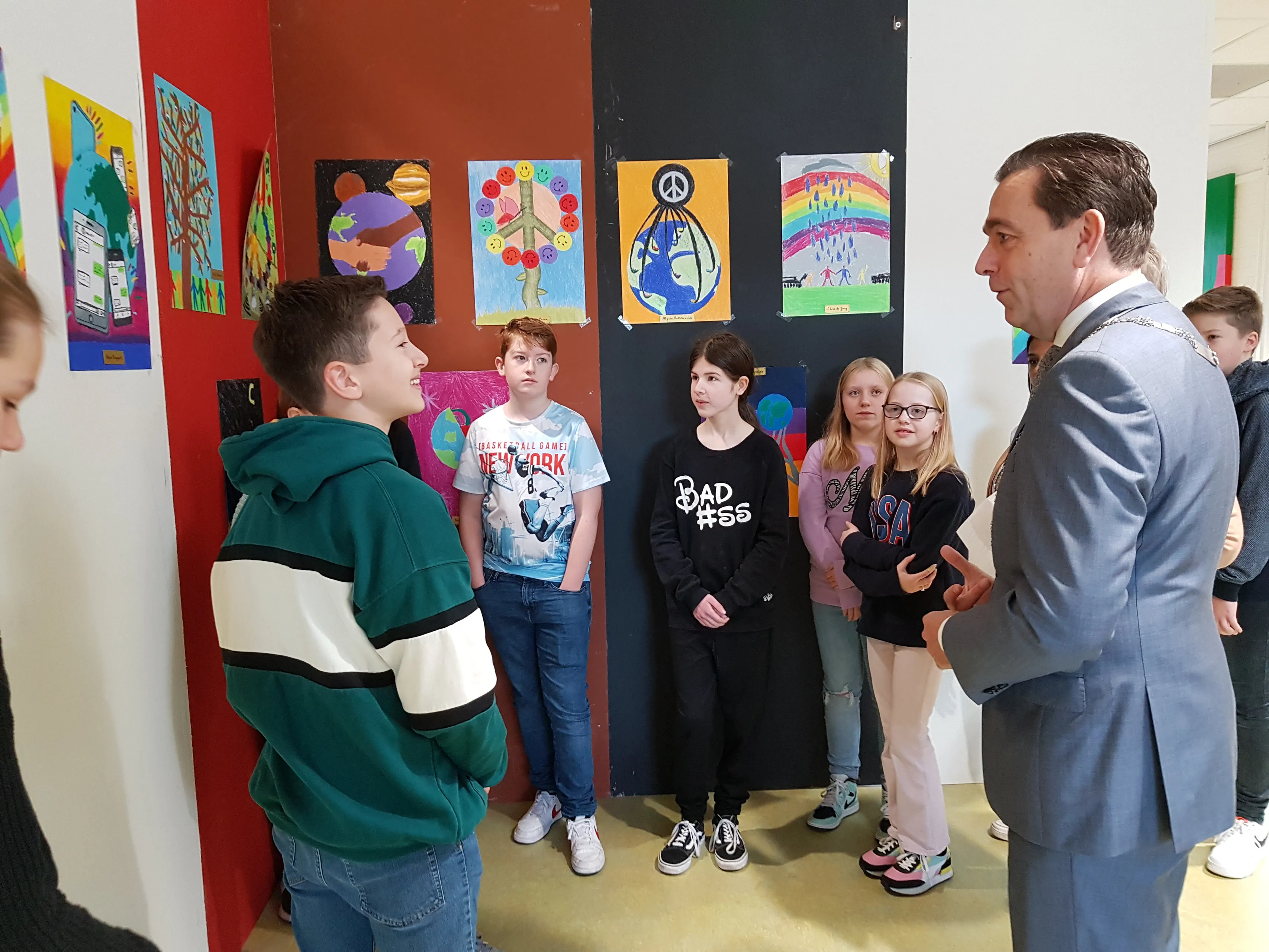 burgemeester bezuijen in gesprek met leerlingen onc parkdreef