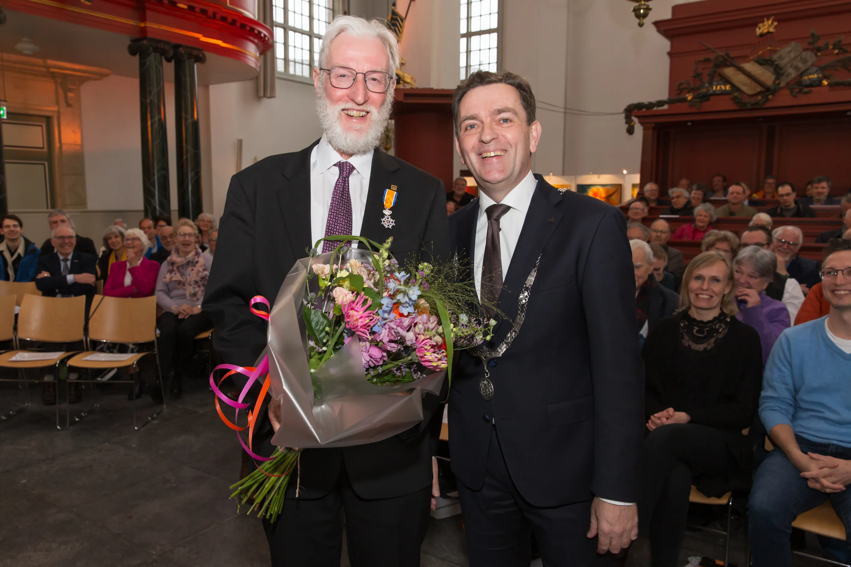 burgemeester bezuijen reikt koninklijke onderscheiding uit aan de heer ronald de jong 4