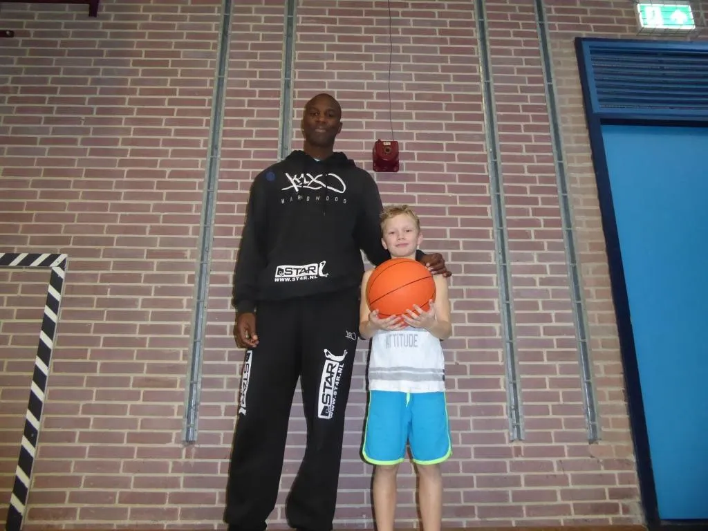 chip jones geeft basketbalclinic aan eerstejaars op onc clauslaan