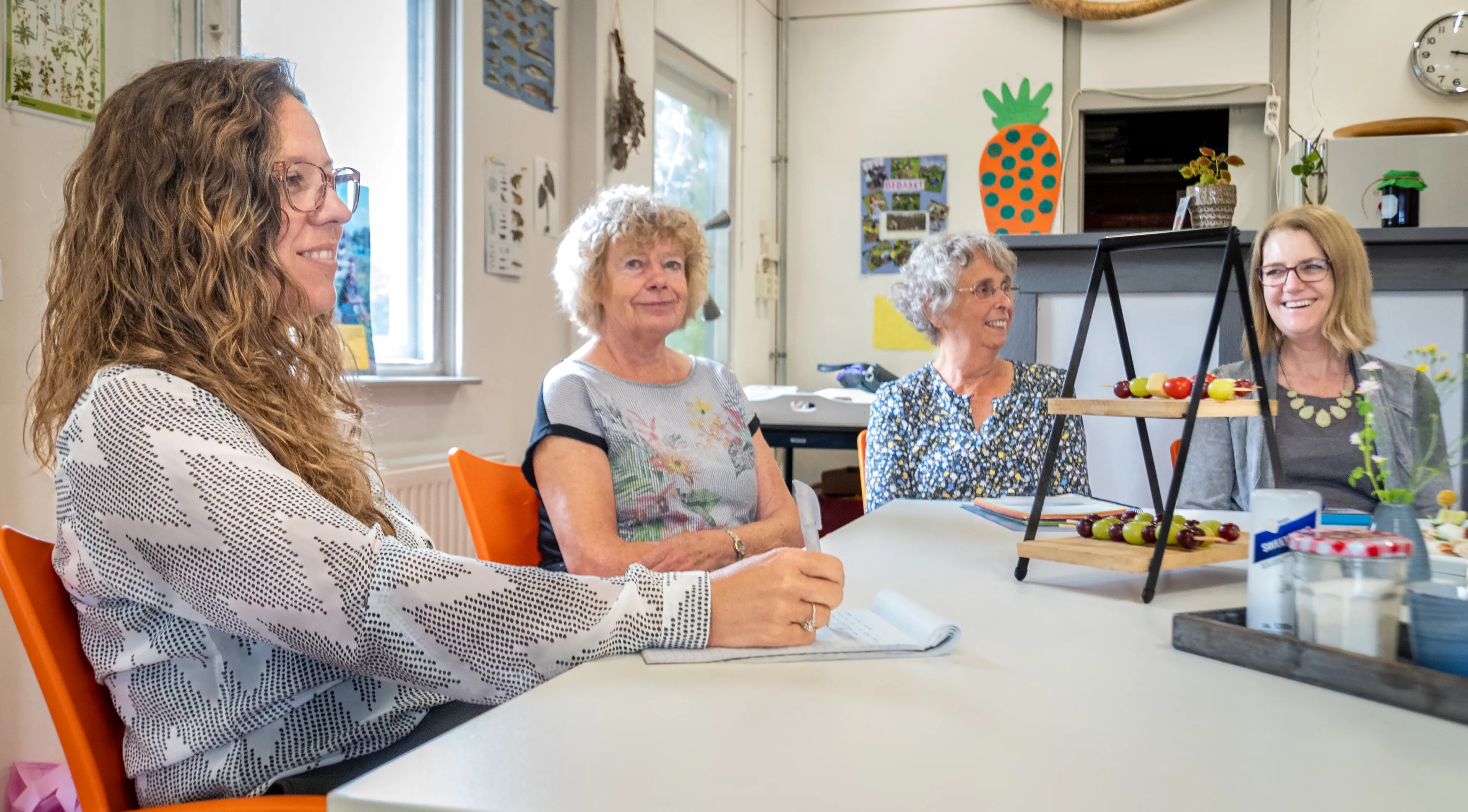 community managers voorleesexpress sluiten het voorleesseizoen af onder het genoet van een high tea fotograaf jeroen stahlecker